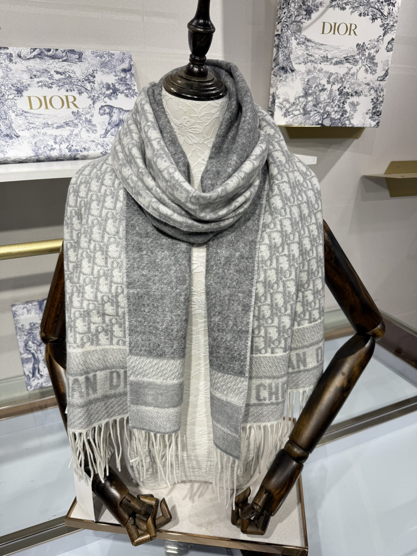 💟2025年☑️Dior最新款 · 这款 Oblique 印花围巾重新诠释 Dior 经典标识，彰显现代