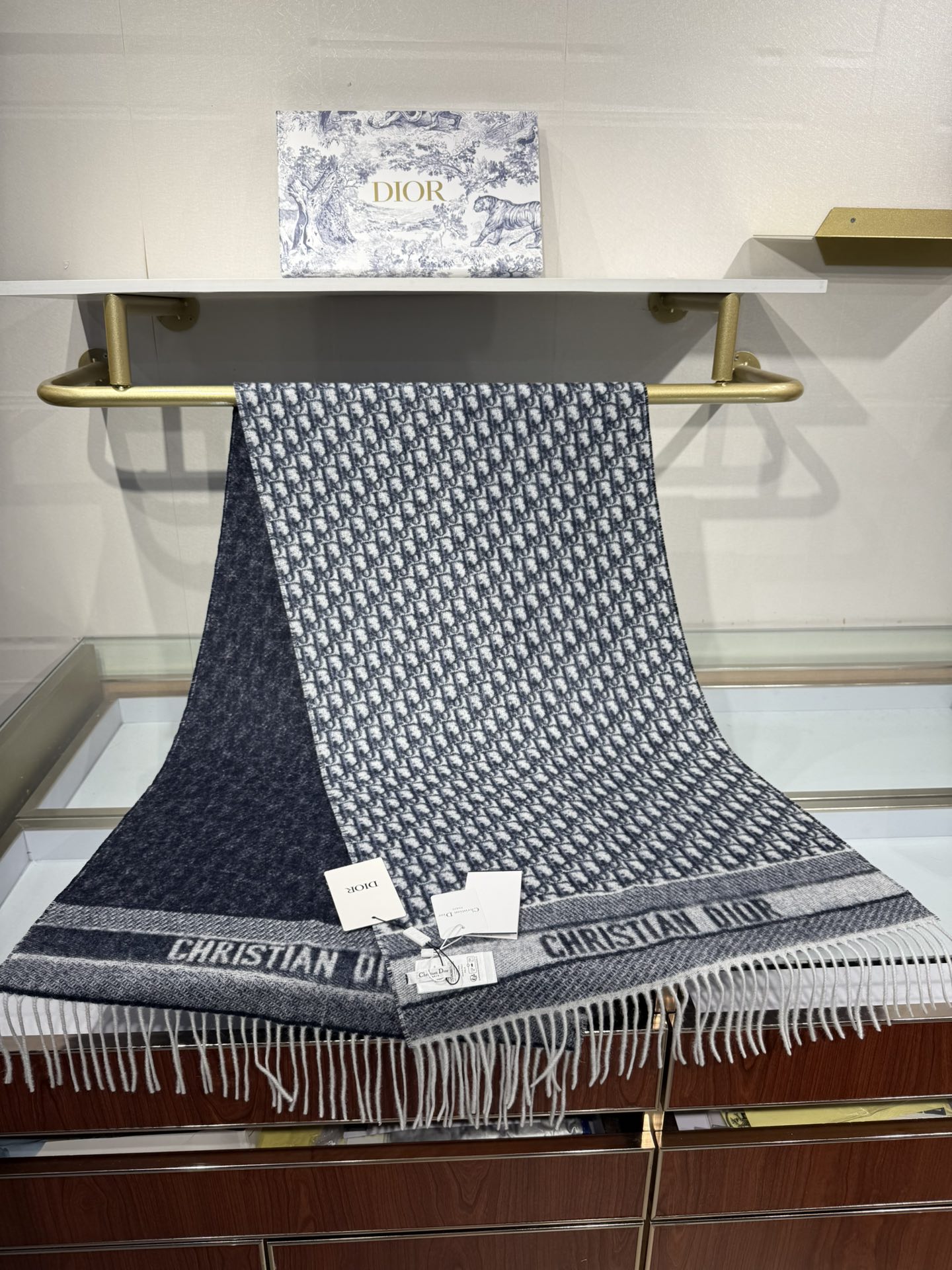💟2025年☑️Dior最新款 · 这款 Oblique 印花围巾重新诠释 Dior 经典标识，彰显现代