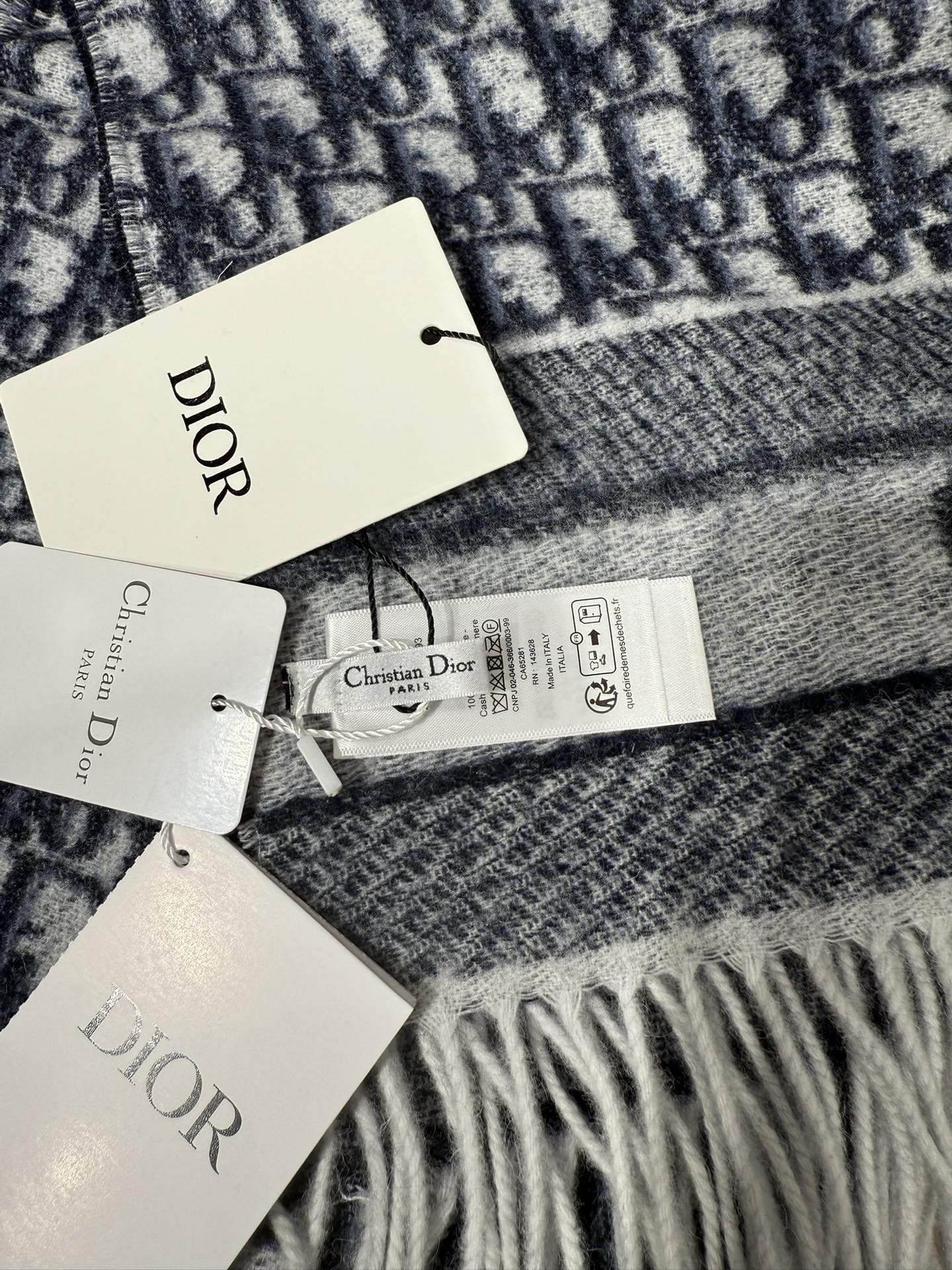 💟2025年☑️Dior最新款 · 这款 Oblique 印花围巾重新诠释 Dior 经典标识，彰显现代