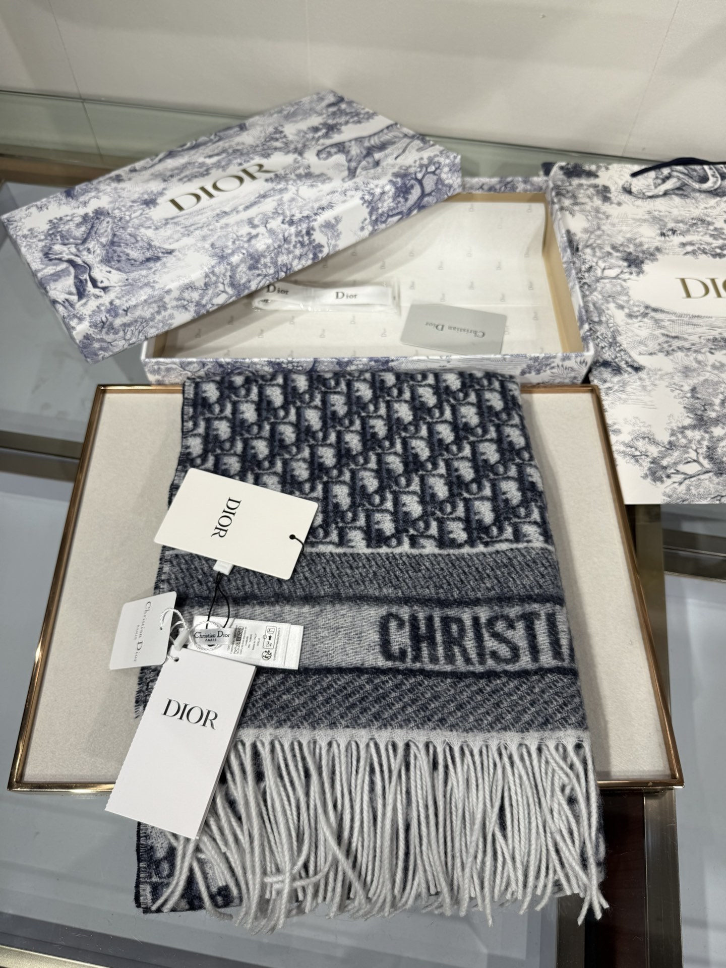 💟2025年☑️Dior最新款 · 这款 Oblique 印花围巾重新诠释 Dior 经典标识，彰显现代