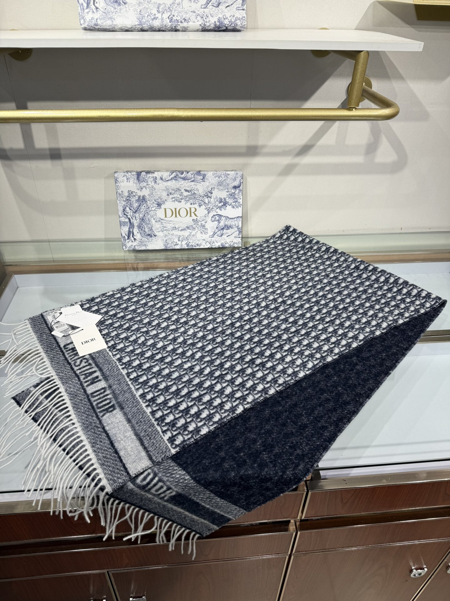 💟2025年☑️Dior最新款 · 这款 Oblique 印花围巾重新诠释 Dior 经典标识，彰显现代