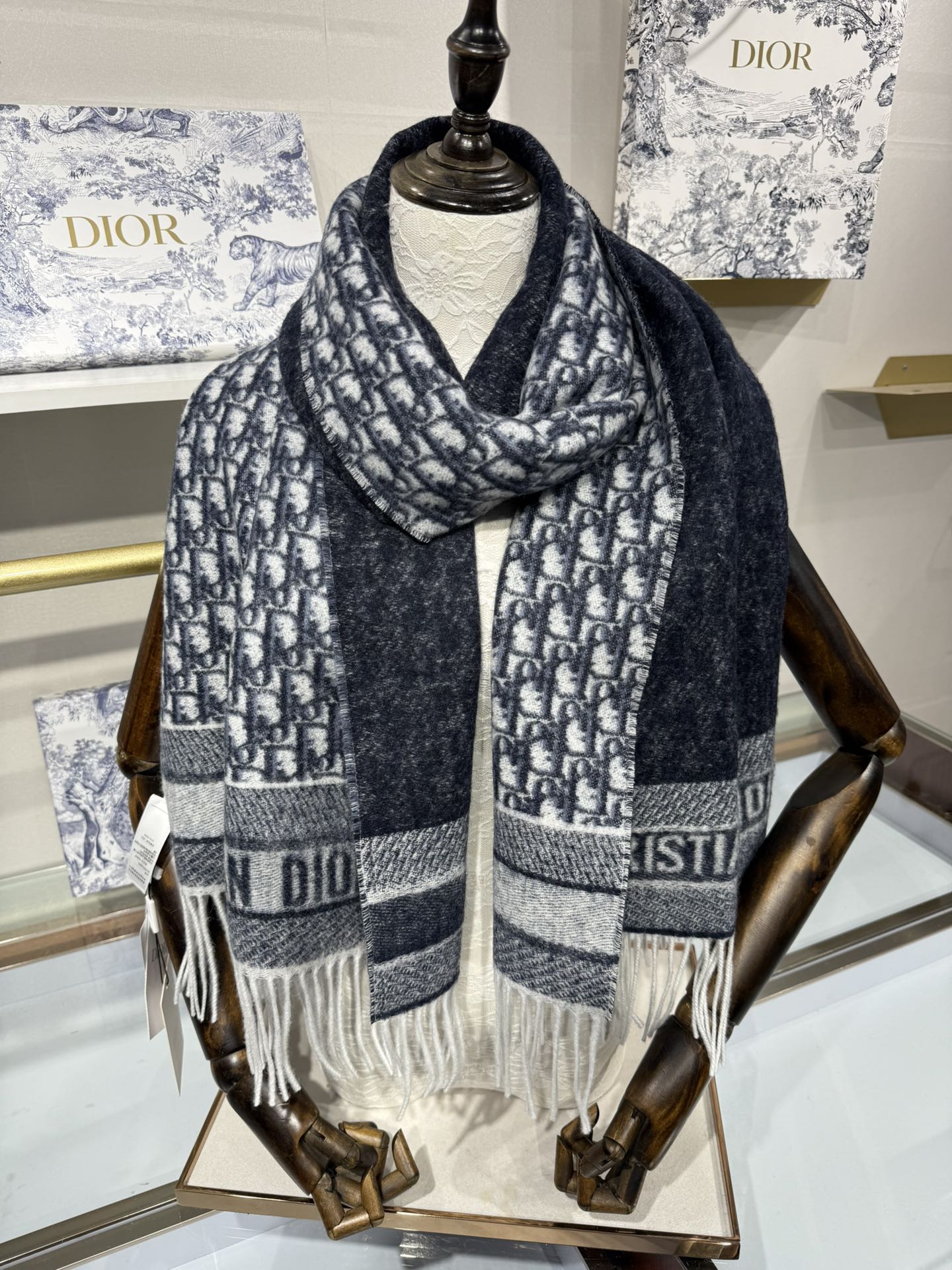 💟2025年☑️Dior最新款 · 这款 Oblique 印花围巾重新诠释 Dior 经典标识，彰显现代