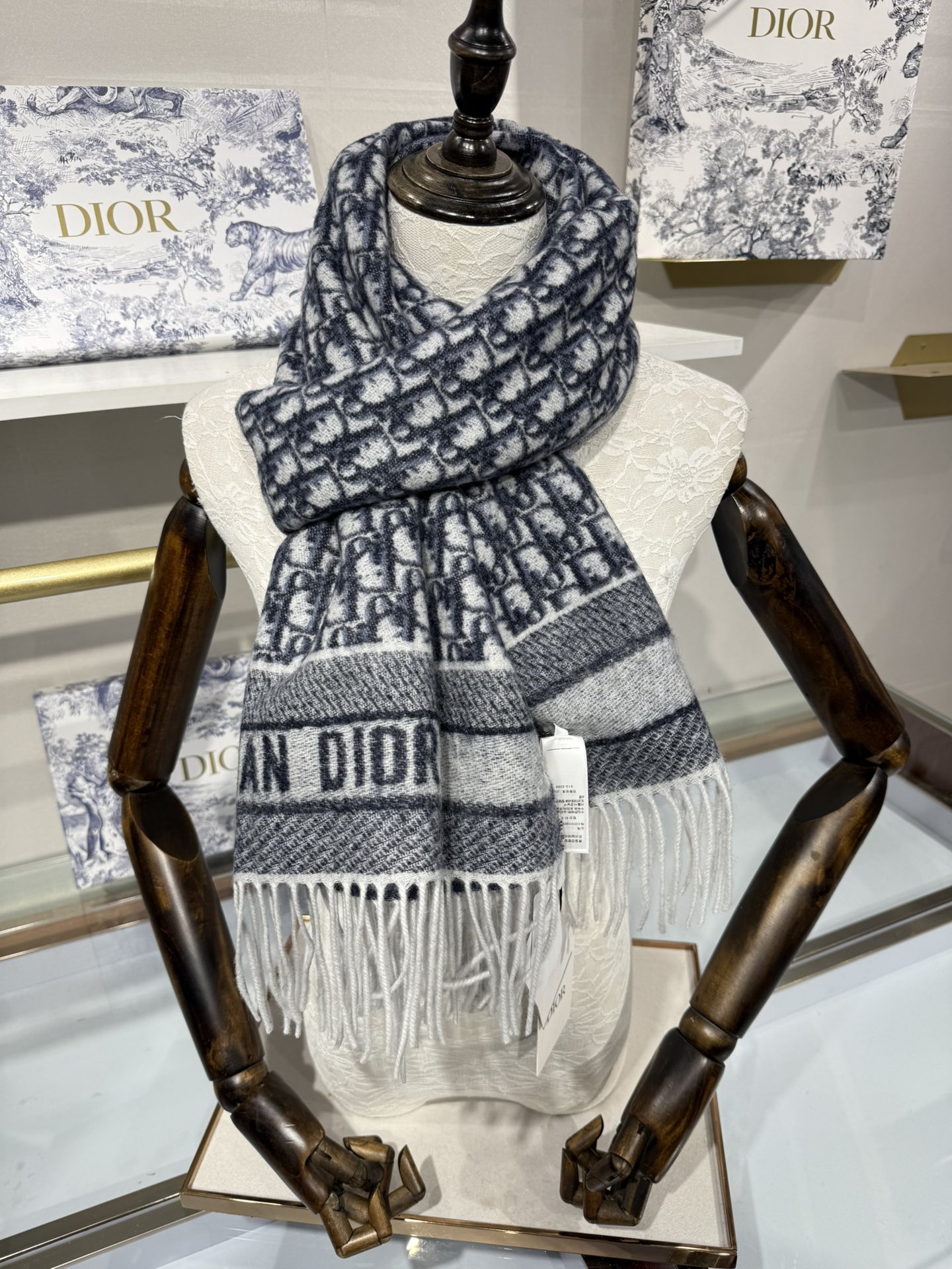 💟2025年☑️Dior最新款 · 这款 Oblique 印花围巾重新诠释 Dior 经典标识，彰显现代