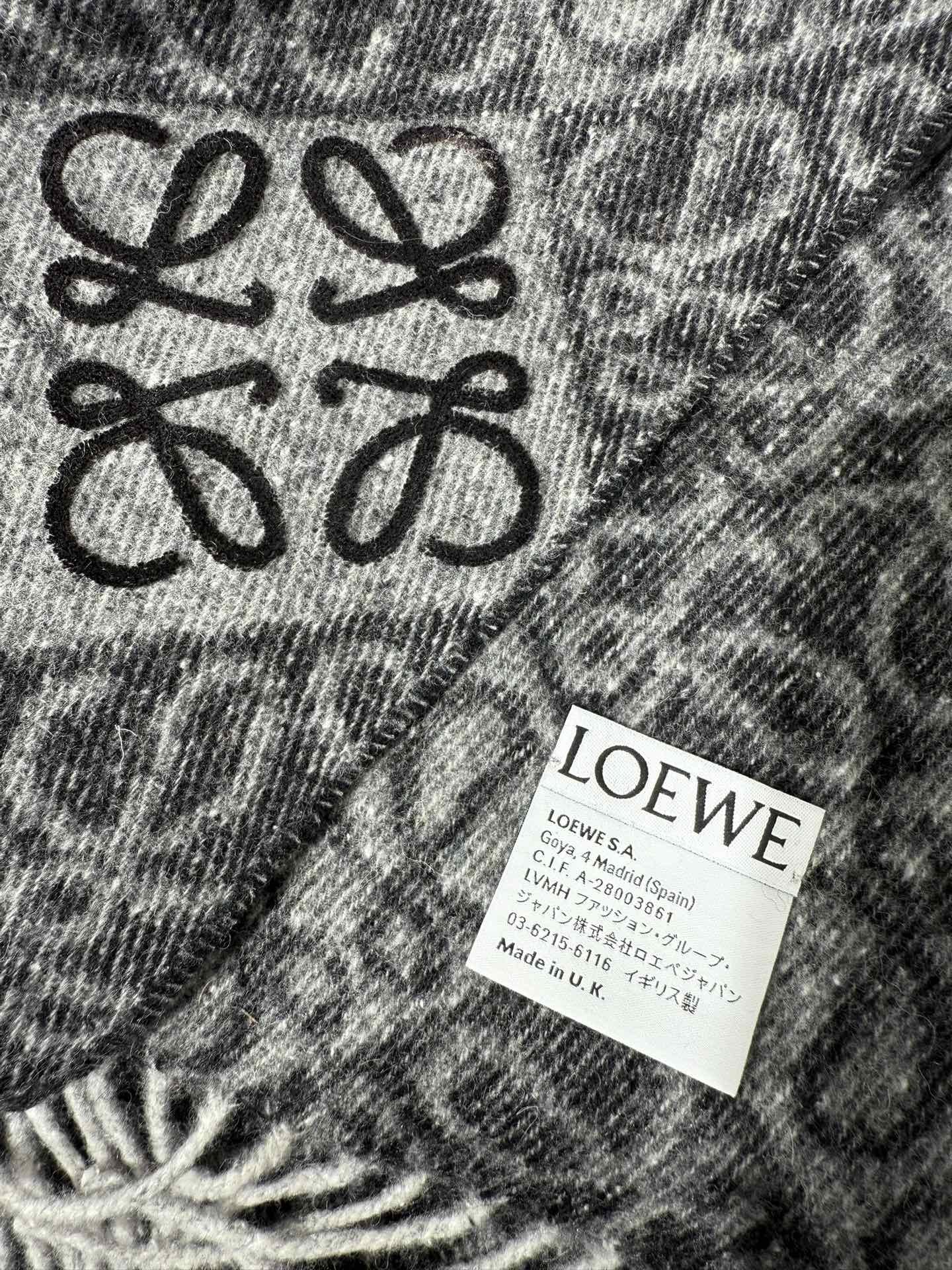 💟罗意威LOEWE2025最新款最火围巾，双面羊毛和羊绒围巾，点缀双色格纹 Anagram 缇花图案。奶