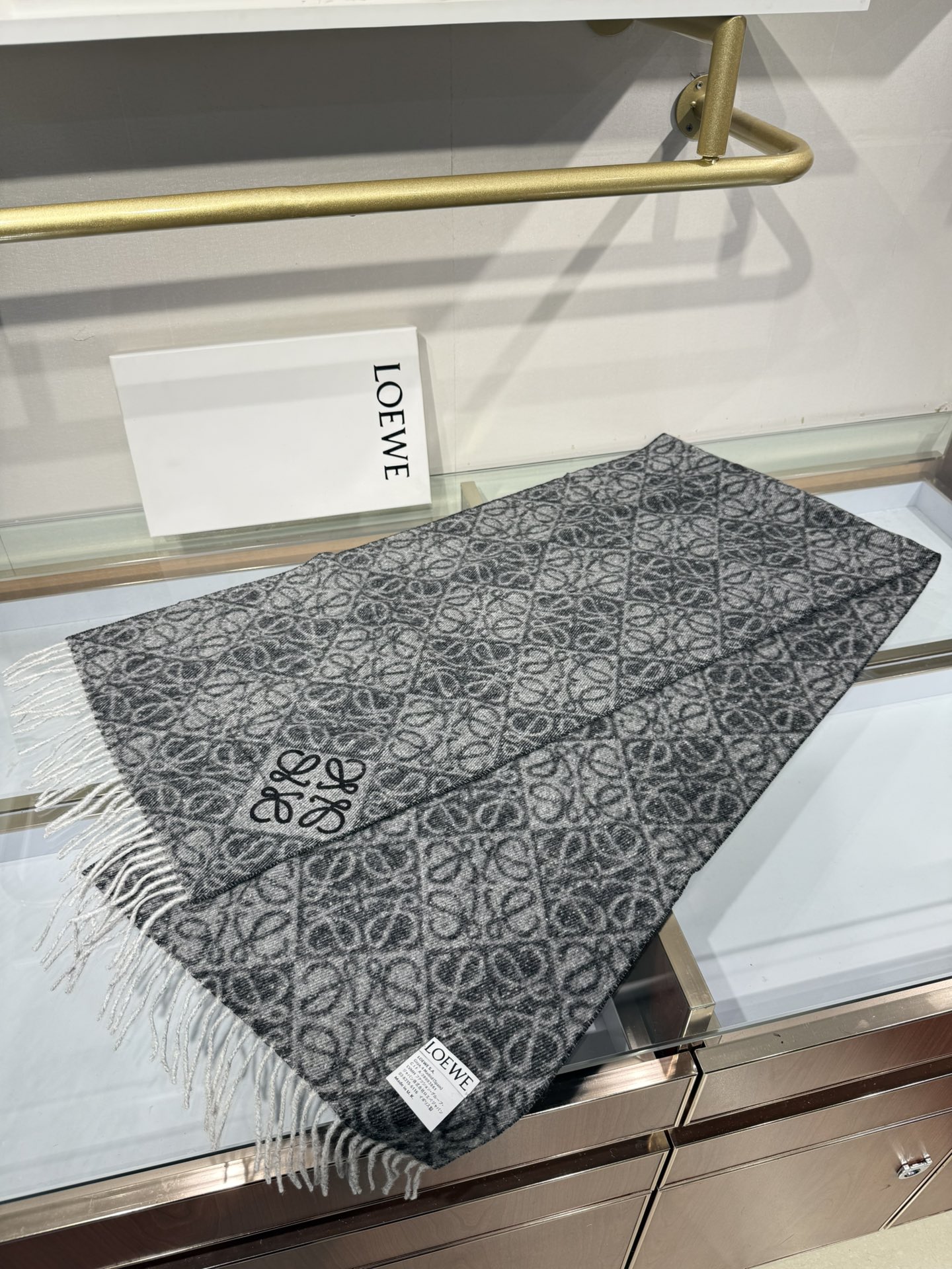 💟罗意威LOEWE2025最新款最火围巾，双面羊毛和羊绒围巾，点缀双色格纹 Anagram 缇花图案。奶