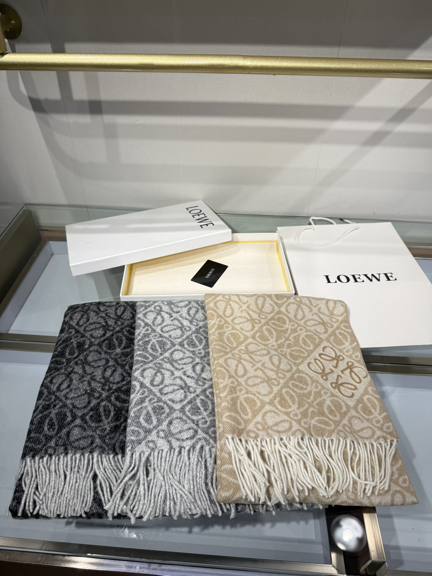 💟罗意威LOEWE2025最新款最火围巾，双面羊毛和羊绒围巾，点缀双色格纹 Anagram 缇花图案。奶
