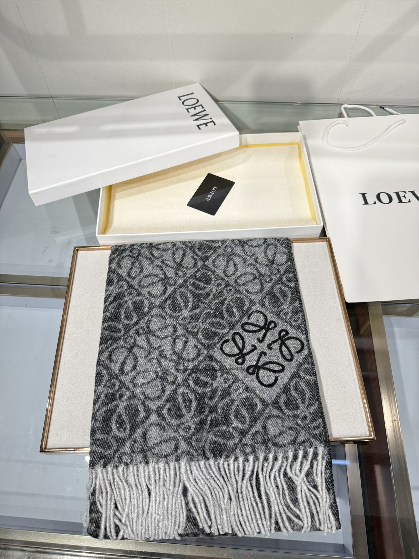 💟罗意威LOEWE2025最新款最火围巾，双面羊毛和羊绒围巾，点缀双色格纹 Anagram 缇花图案。奶