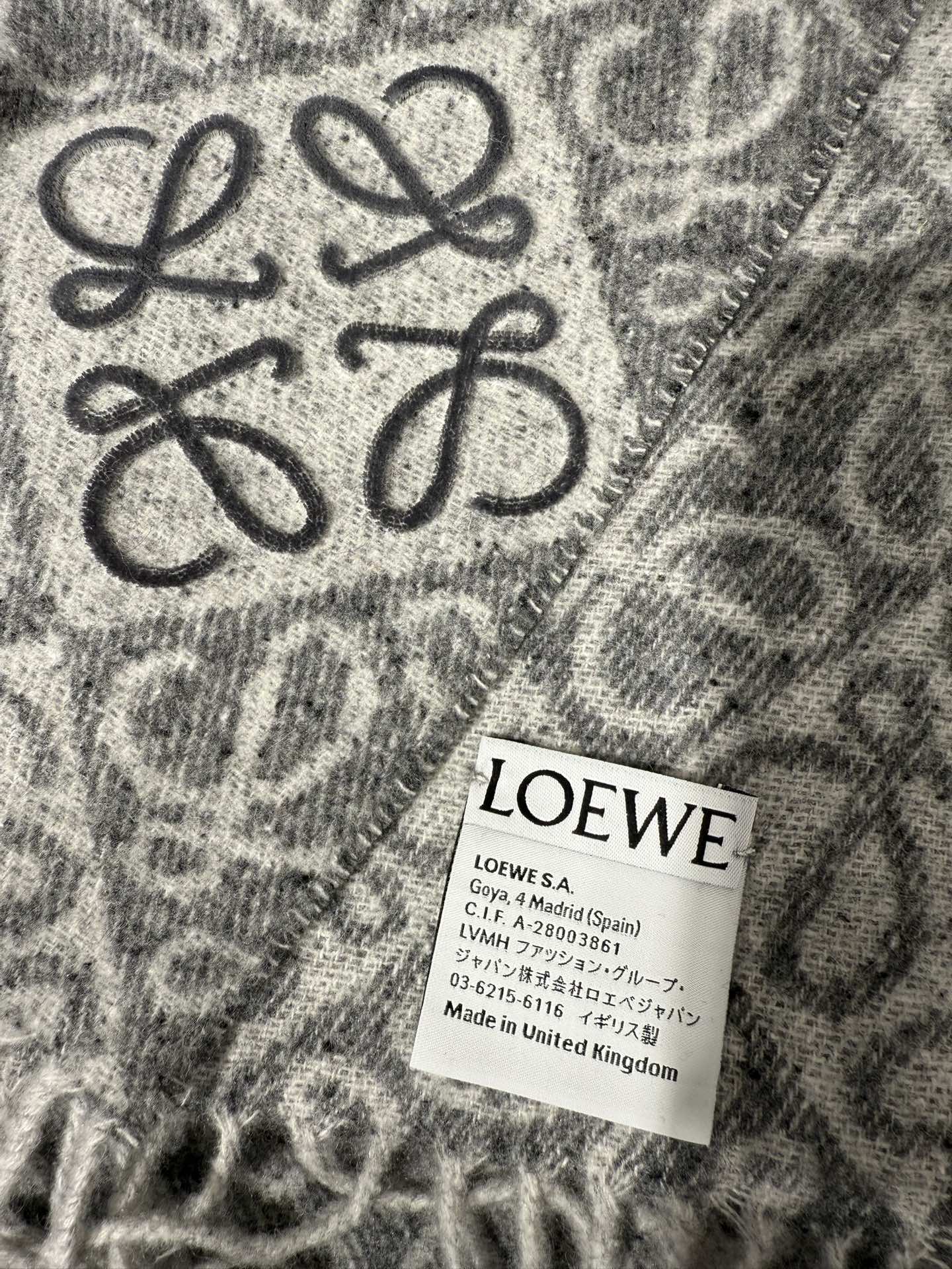 💟罗意威LOEWE2025最新款最火围巾，双面羊毛和羊绒围巾，点缀双色格纹 Anagram 缇花图案。奶