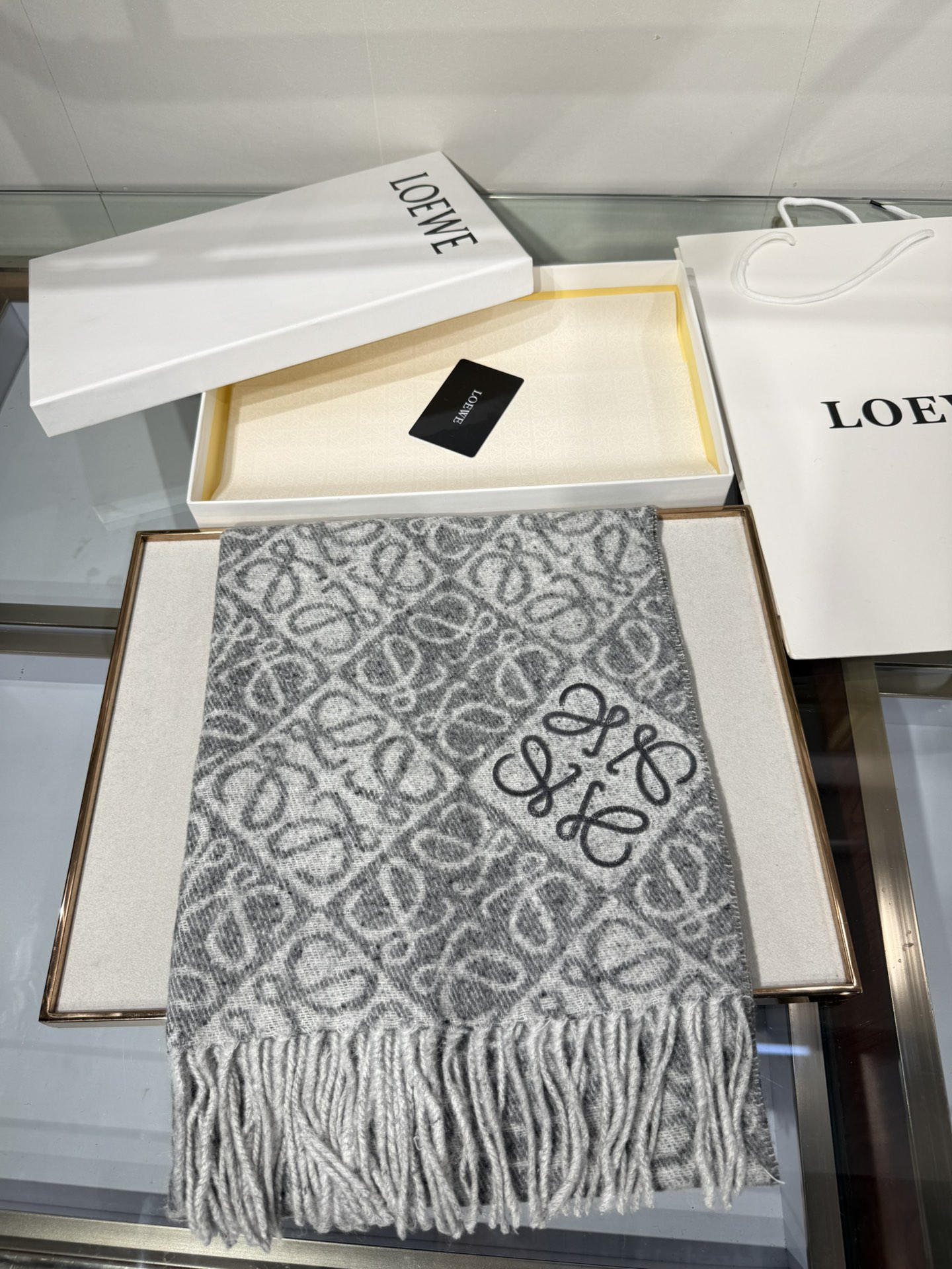 💟罗意威LOEWE2025最新款最火围巾，双面羊毛和羊绒围巾，点缀双色格纹 Anagram 缇花图案。奶