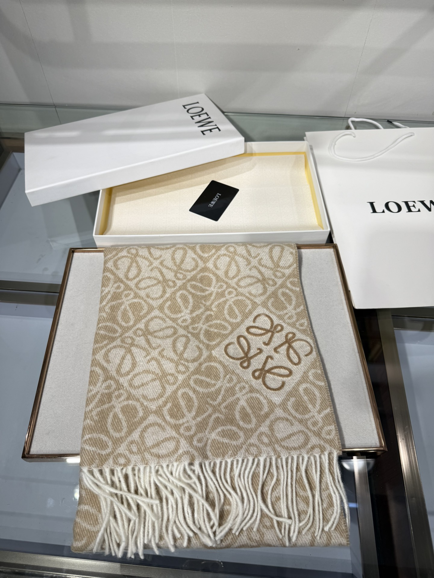 💟罗意威LOEWE2025最新款最火围巾，双面羊毛和羊绒围巾，点缀双色格纹 Anagram 缇花图案。奶