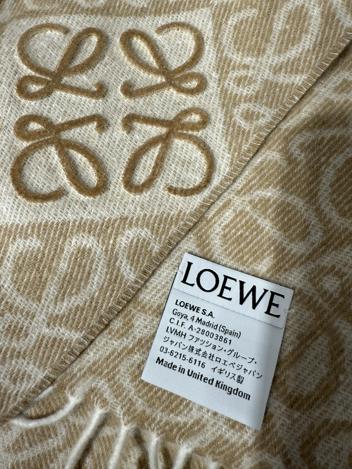 💟罗意威LOEWE2025最新款最火围巾，双面羊毛和羊绒围巾，点缀双色格纹 Anagram 缇花图案。奶