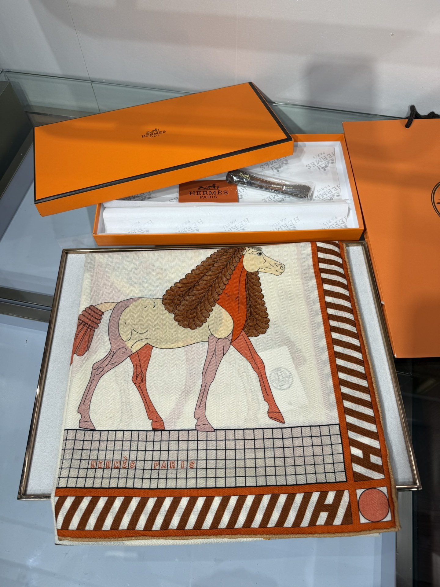 💟25年爱玛仕秋冬新款“全速前进”140丝绒大方巾上新这款爱马仕的经典单品展现强大而迷人的女性魅力精髓此