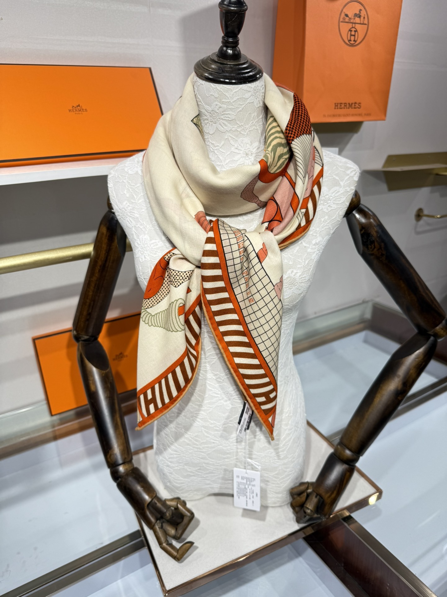 💟25年爱玛仕秋冬新款“全速前进”140丝绒大方巾上新这款爱马仕的经典单品展现强大而迷人的女性魅力精髓此