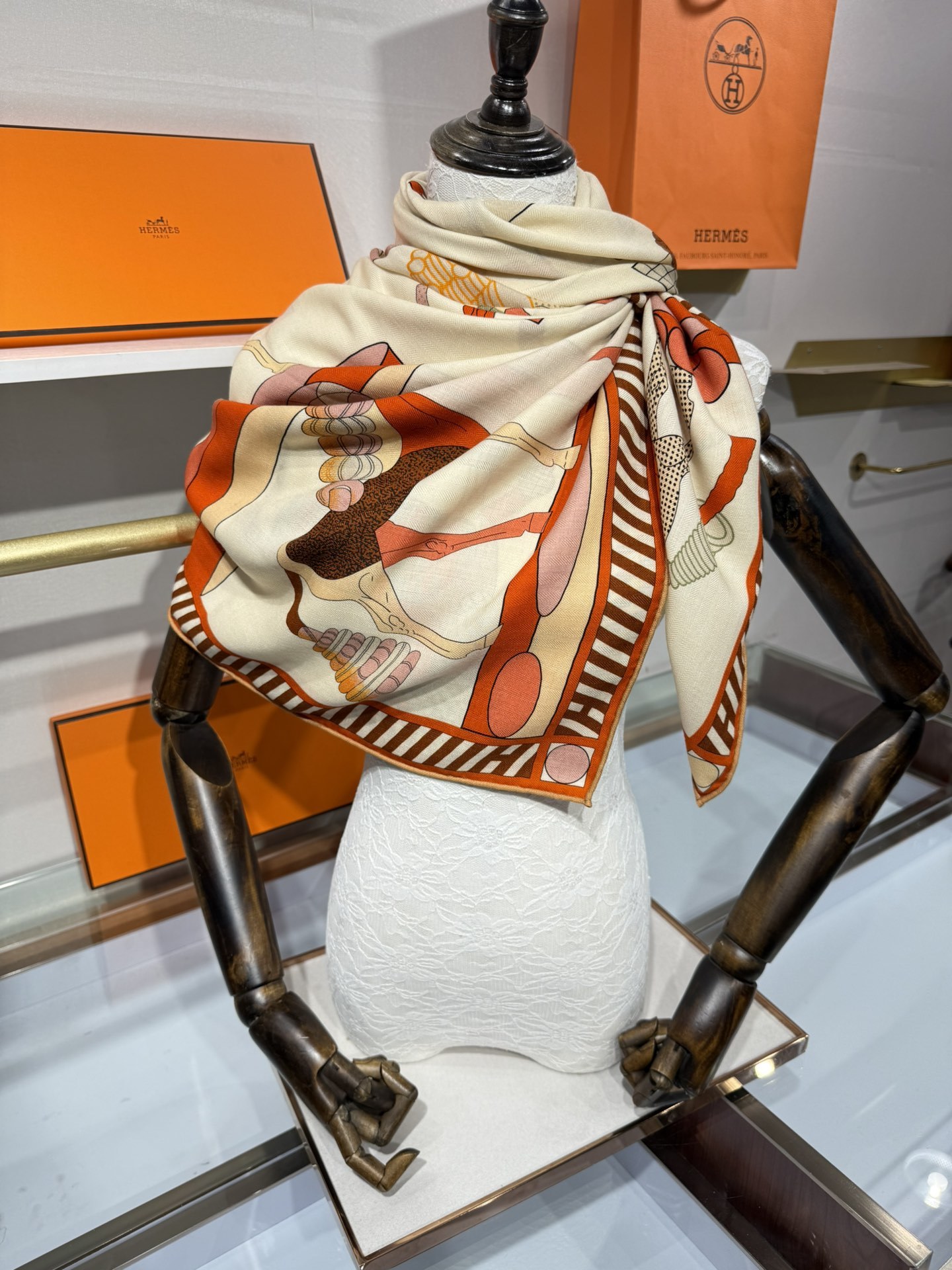 💟25年爱玛仕秋冬新款“全速前进”140丝绒大方巾上新这款爱马仕的经典单品展现强大而迷人的女性魅力精髓此