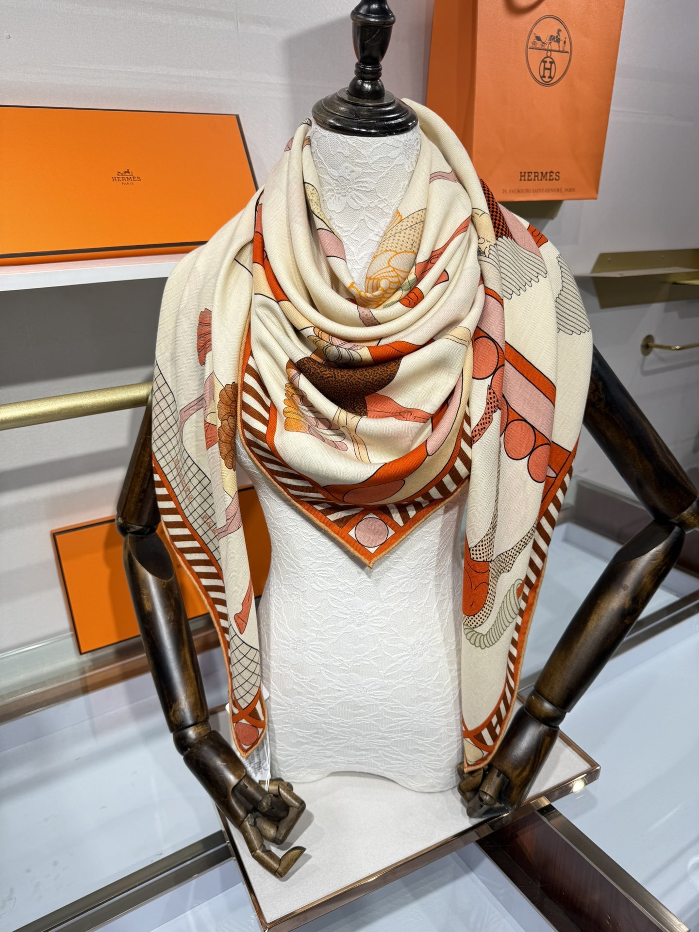 💟25年爱玛仕秋冬新款“全速前进”140丝绒大方巾上新这款爱马仕的经典单品展现强大而迷人的女性魅力精髓此