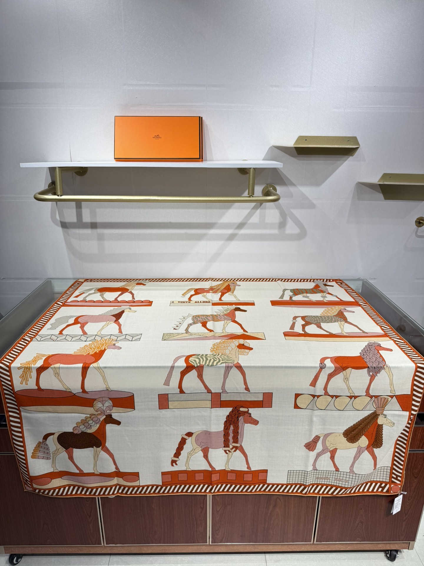 💟25年爱玛仕秋冬新款“全速前进”140丝绒大方巾上新这款爱马仕的经典单品展现强大而迷人的女性魅力精髓此