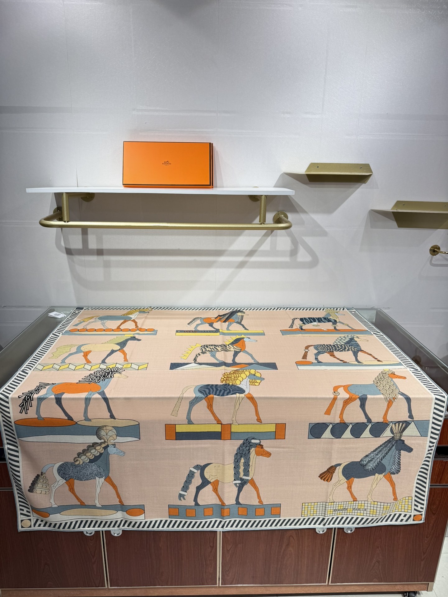 💟25年爱玛仕秋冬新款“全速前进”140丝绒大方巾上新这款爱马仕的经典单品展现强大而迷人的女性魅力精髓此