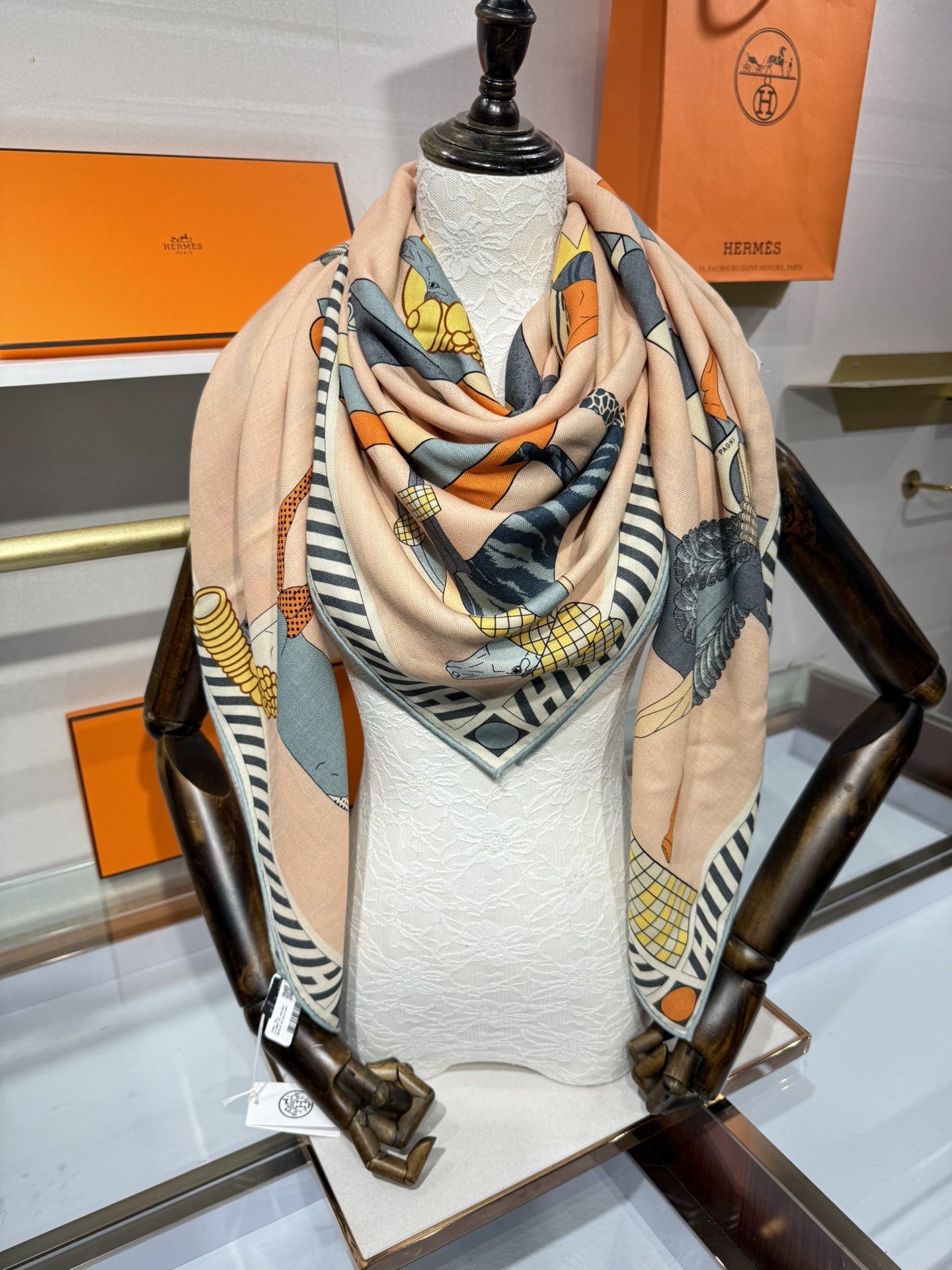 💟25年爱玛仕秋冬新款“全速前进”140丝绒大方巾上新这款爱马仕的经典单品展现强大而迷人的女性魅力精髓此