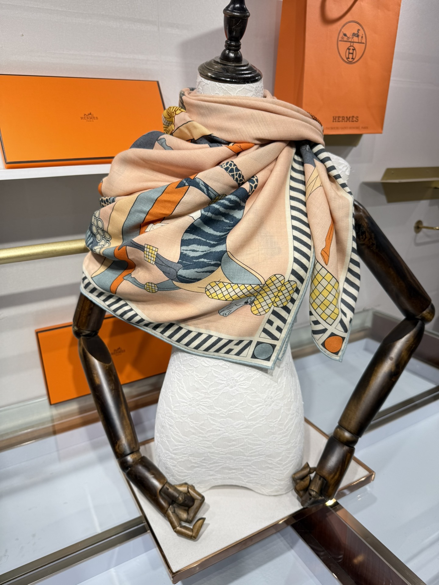 💟25年爱玛仕秋冬新款“全速前进”140丝绒大方巾上新这款爱马仕的经典单品展现强大而迷人的女性魅力精髓此