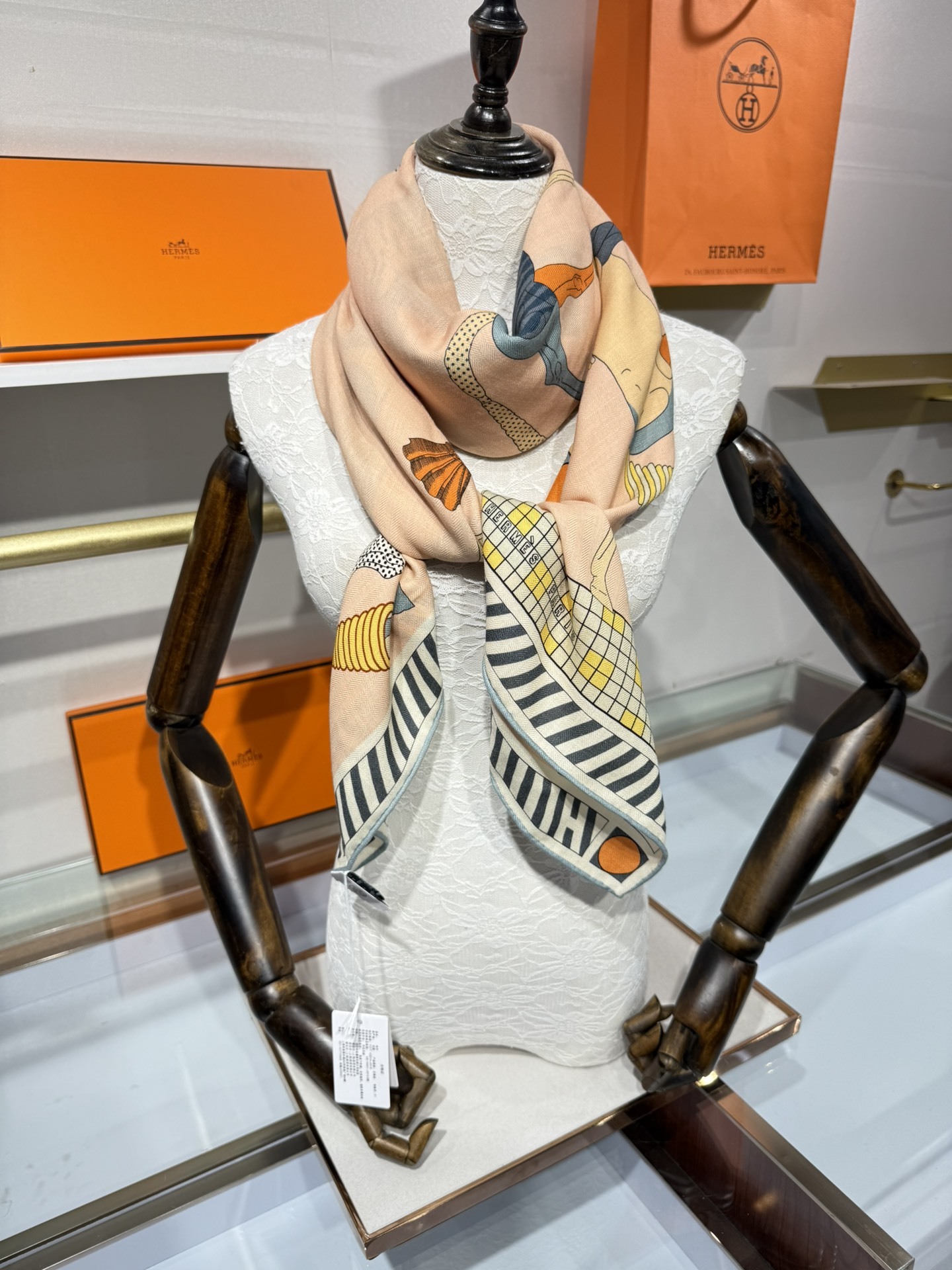 💟25年爱玛仕秋冬新款“全速前进”140丝绒大方巾上新这款爱马仕的经典单品展现强大而迷人的女性魅力精髓此