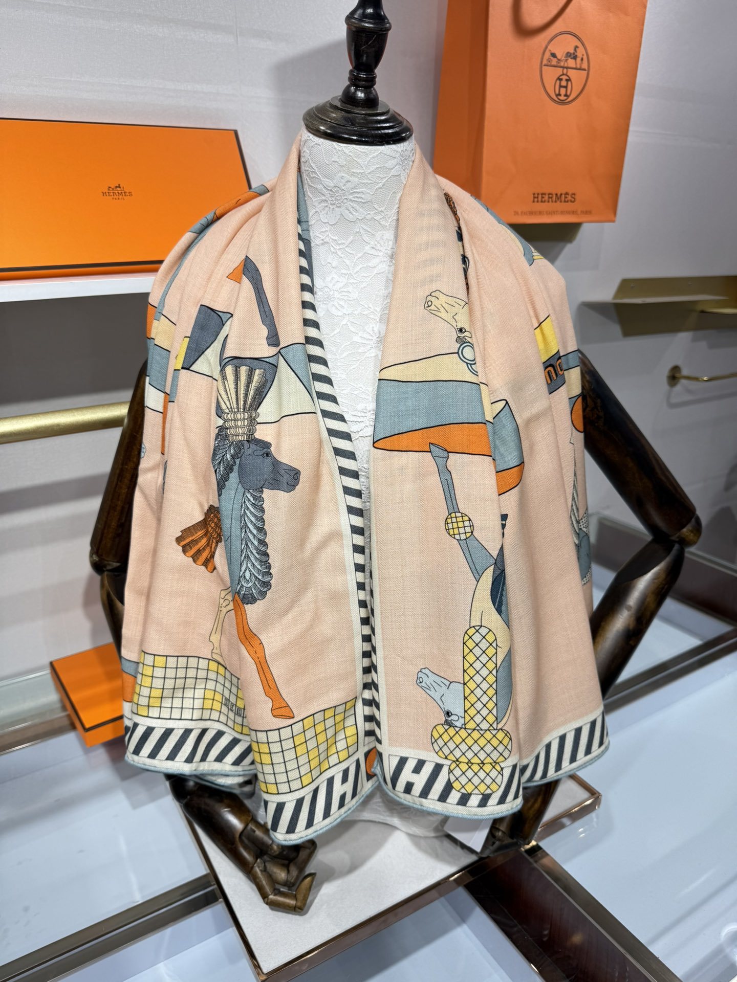 💟25年爱玛仕秋冬新款“全速前进”140丝绒大方巾上新这款爱马仕的经典单品展现强大而迷人的女性魅力精髓此