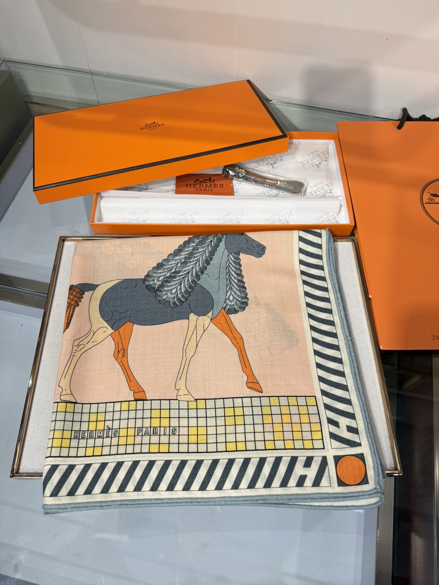 💟25年爱玛仕秋冬新款“全速前进”140丝绒大方巾上新这款爱马仕的经典单品展现强大而迷人的女性魅力精髓此