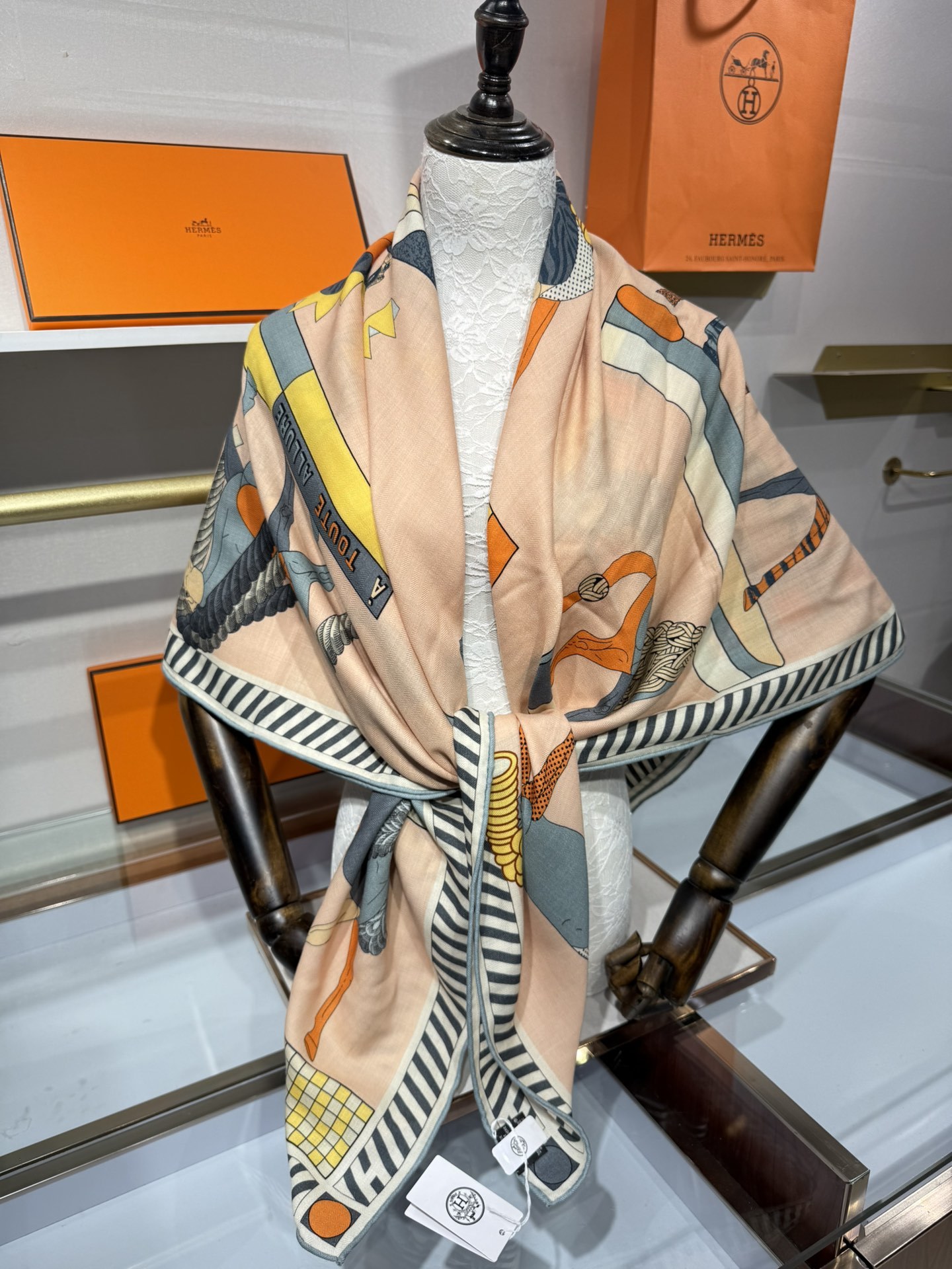 💟25年爱玛仕秋冬新款“全速前进”140丝绒大方巾上新这款爱马仕的经典单品展现强大而迷人的女性魅力精髓此