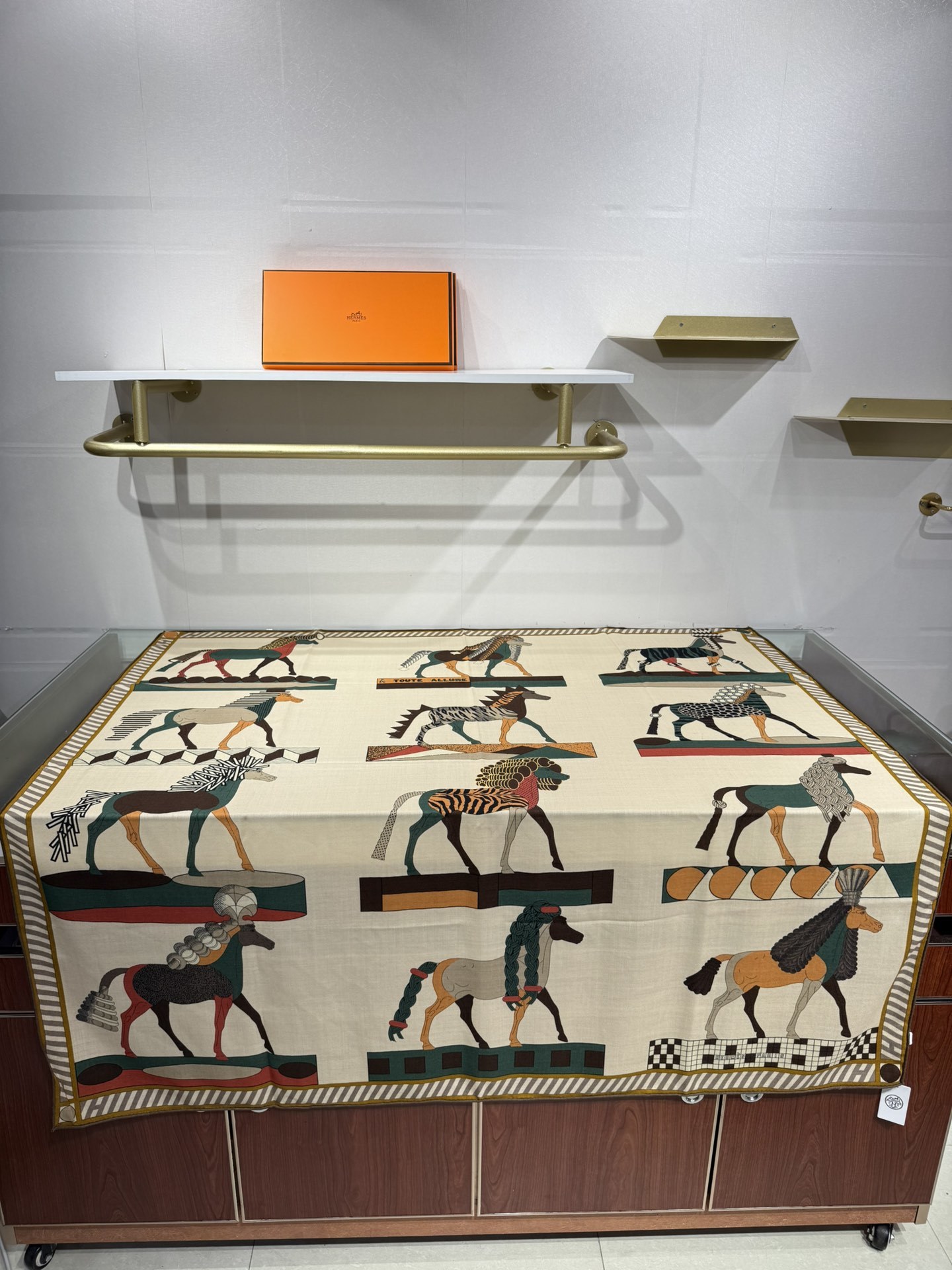 💟25年爱玛仕秋冬新款“全速前进”140丝绒大方巾上新这款爱马仕的经典单品展现强大而迷人的女性魅力精髓此