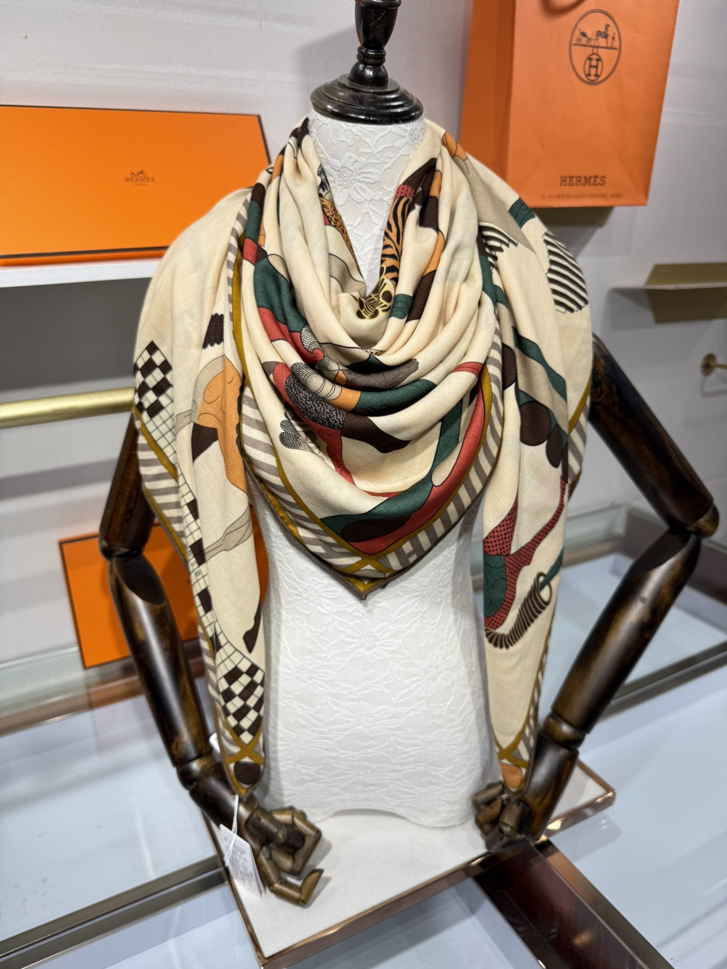 💟25年爱玛仕秋冬新款“全速前进”140丝绒大方巾上新这款爱马仕的经典单品展现强大而迷人的女性魅力精髓此