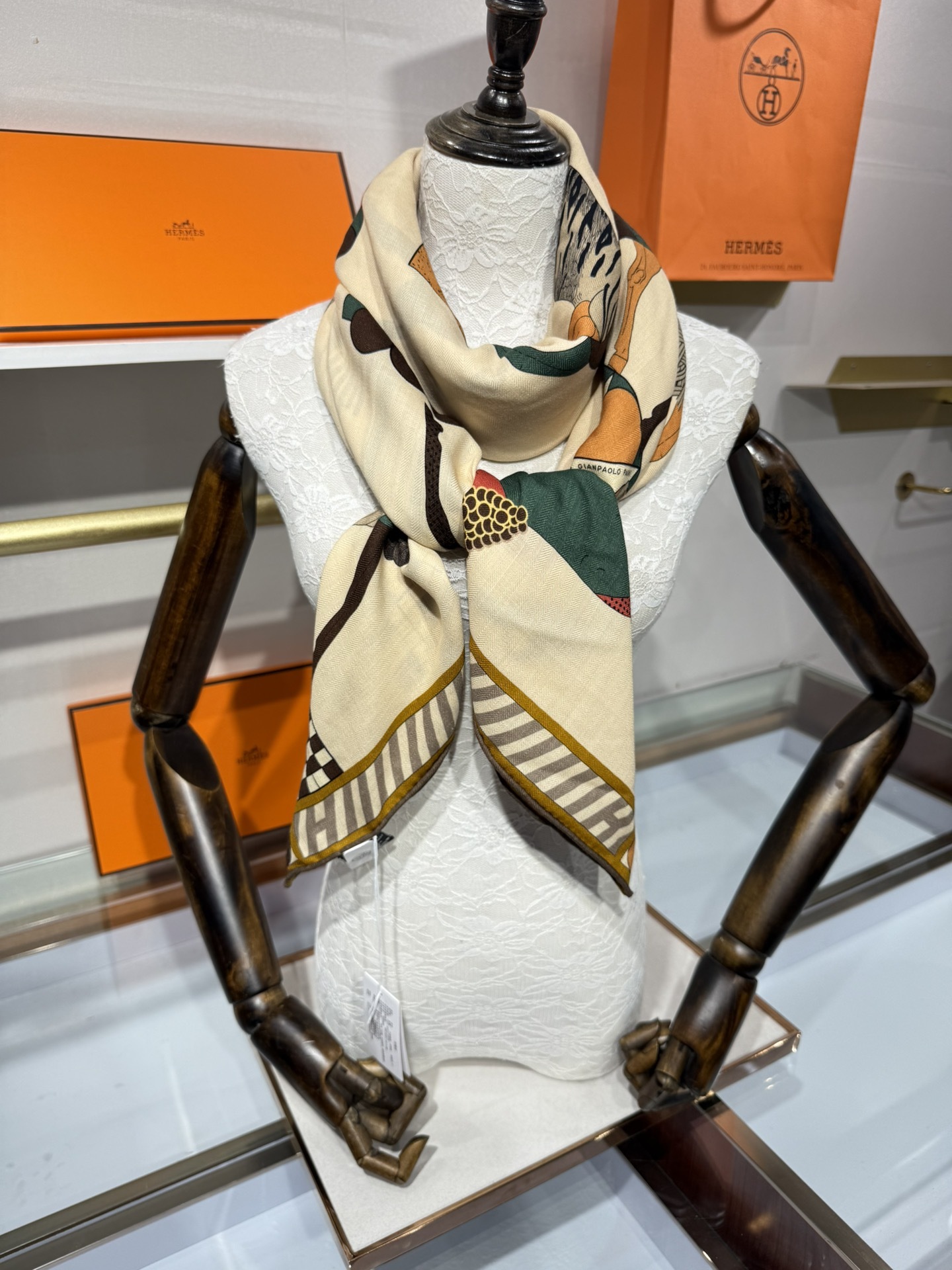 💟25年爱玛仕秋冬新款“全速前进”140丝绒大方巾上新这款爱马仕的经典单品展现强大而迷人的女性魅力精髓此