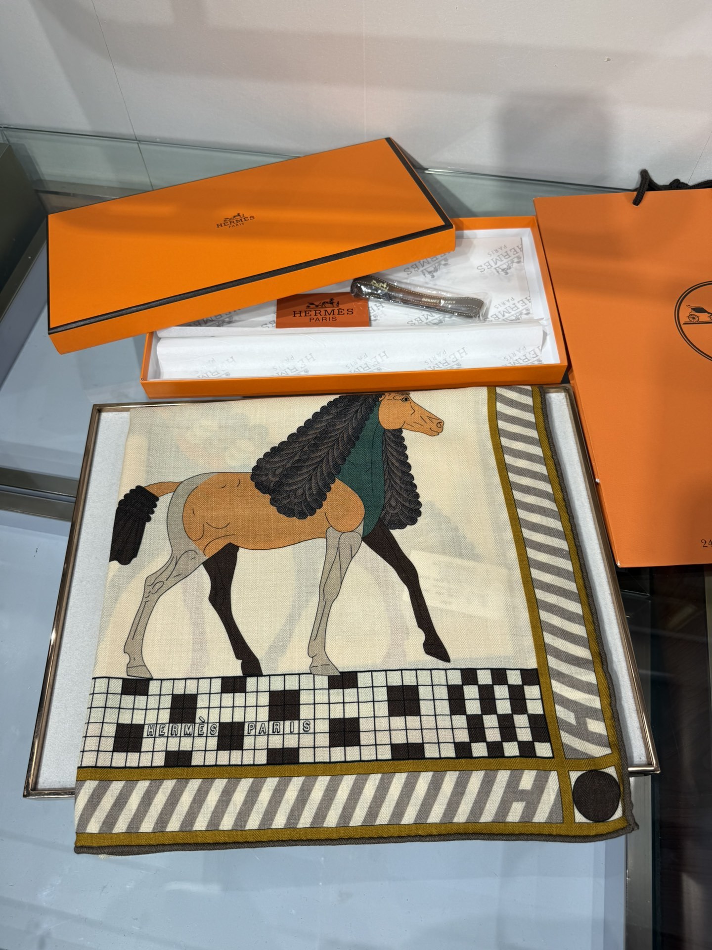 💟25年爱玛仕秋冬新款“全速前进”140丝绒大方巾上新这款爱马仕的经典单品展现强大而迷人的女性魅力精髓此