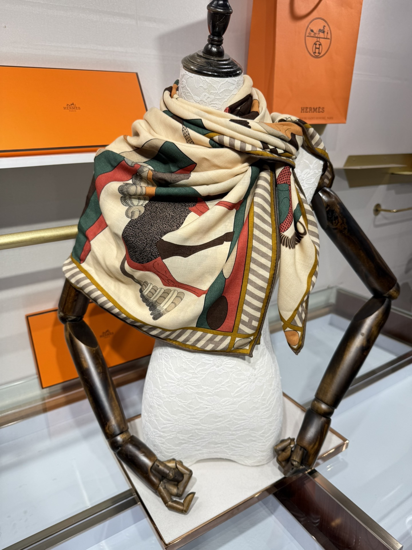 💟25年爱玛仕秋冬新款“全速前进”140丝绒大方巾上新这款爱马仕的经典单品展现强大而迷人的女性魅力精髓此