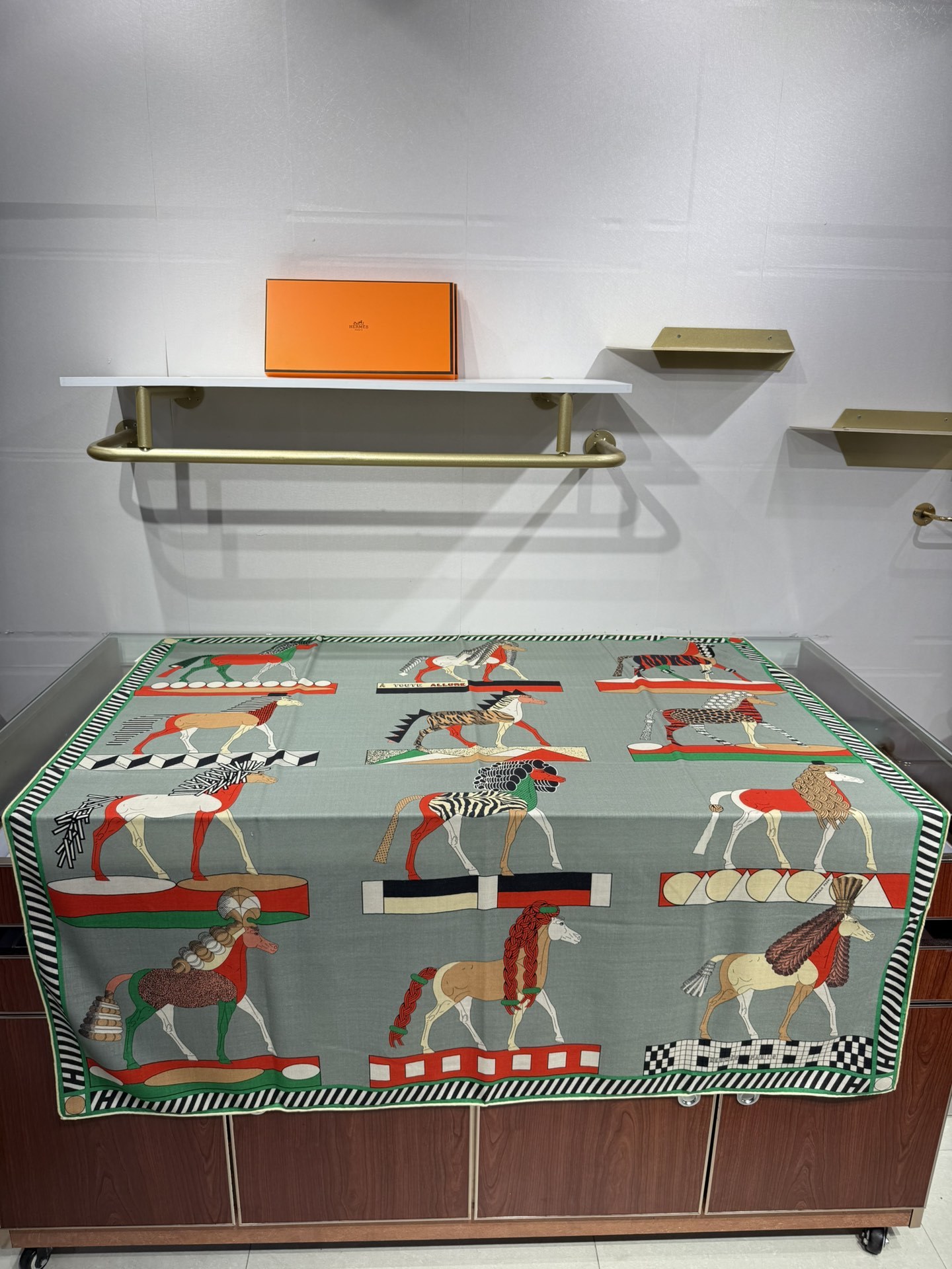 💟25年爱玛仕秋冬新款“全速前进”140丝绒大方巾上新这款爱马仕的经典单品展现强大而迷人的女性魅力精髓此