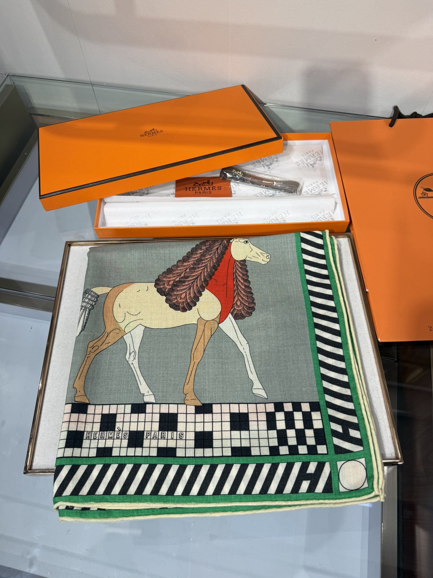 💟25年爱玛仕秋冬新款“全速前进”140丝绒大方巾上新这款爱马仕的经典单品展现强大而迷人的女性魅力精髓此