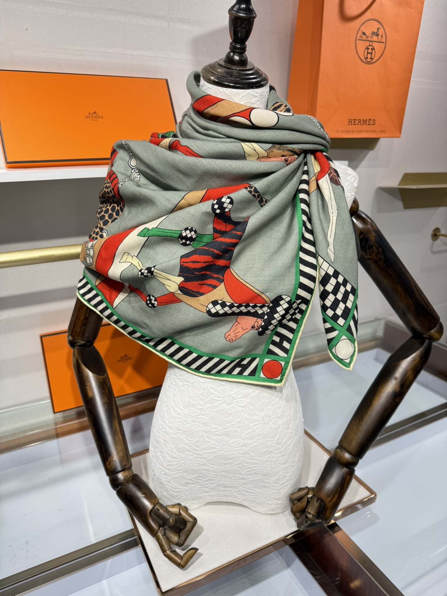 💟25年爱玛仕秋冬新款“全速前进”140丝绒大方巾上新这款爱马仕的经典单品展现强大而迷人的女性魅力精髓此