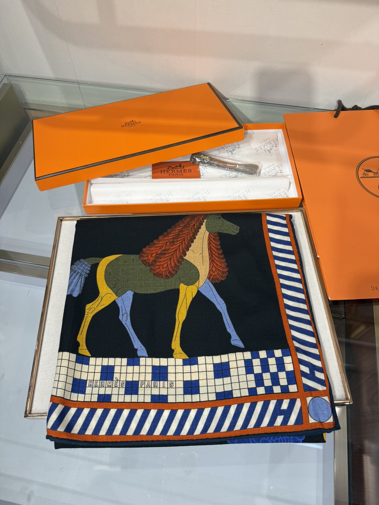 💟25年爱玛仕秋冬新款“全速前进”140丝绒大方巾上新这款爱马仕的经典单品展现强大而迷人的女性魅力精髓此