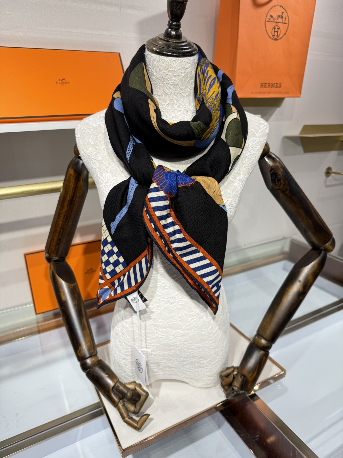 💟25年爱玛仕秋冬新款“全速前进”140丝绒大方巾上新这款爱马仕的经典单品展现强大而迷人的女性魅力精髓此