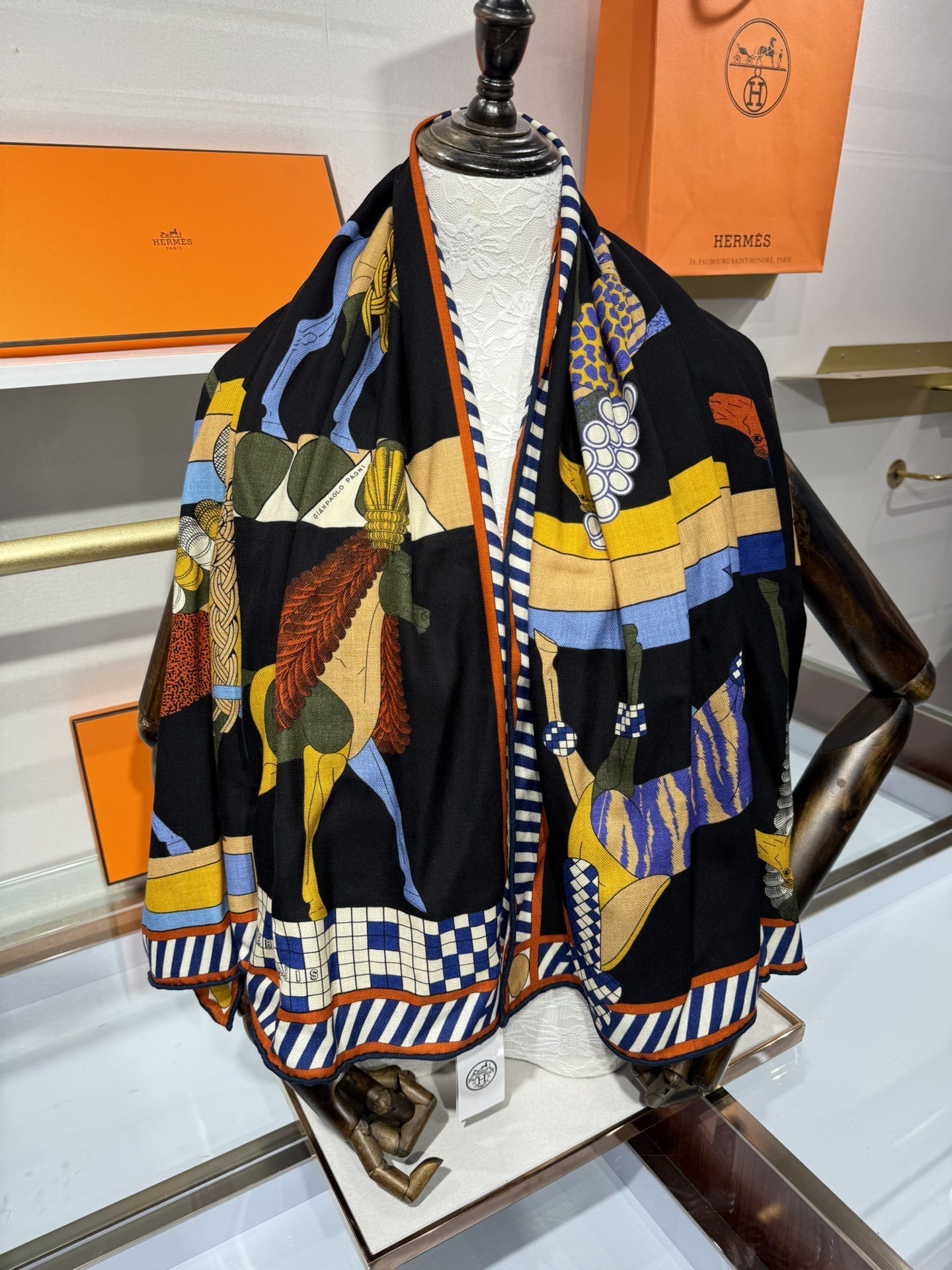 💟25年爱玛仕秋冬新款“全速前进”140丝绒大方巾上新这款爱马仕的经典单品展现强大而迷人的女性魅力精髓此