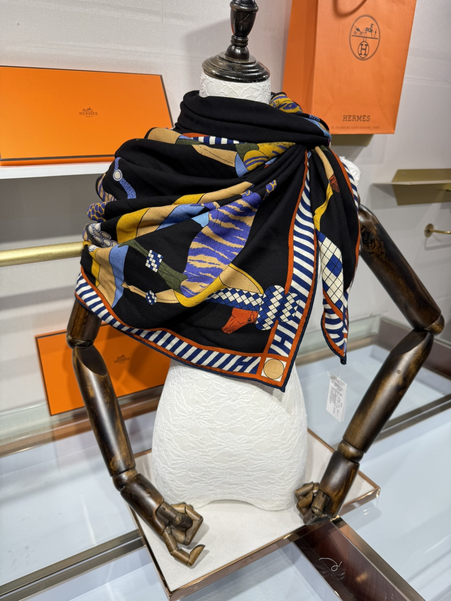 💟25年爱玛仕秋冬新款“全速前进”140丝绒大方巾上新这款爱马仕的经典单品展现强大而迷人的女性魅力精髓此