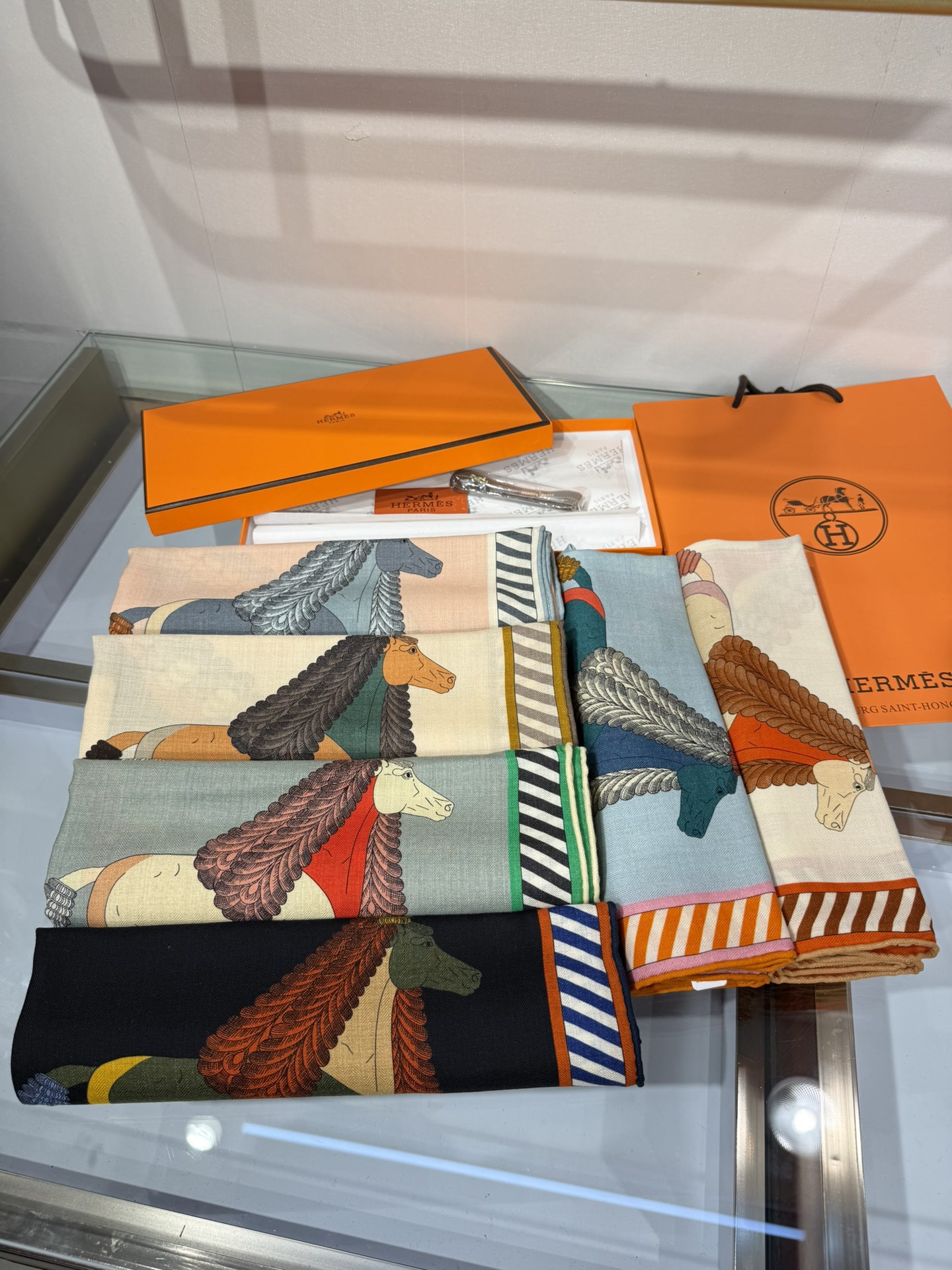 💟25年爱玛仕秋冬新款“全速前进”140丝绒大方巾上新这款爱马仕的经典单品展现强大而迷人的女性魅力精髓此