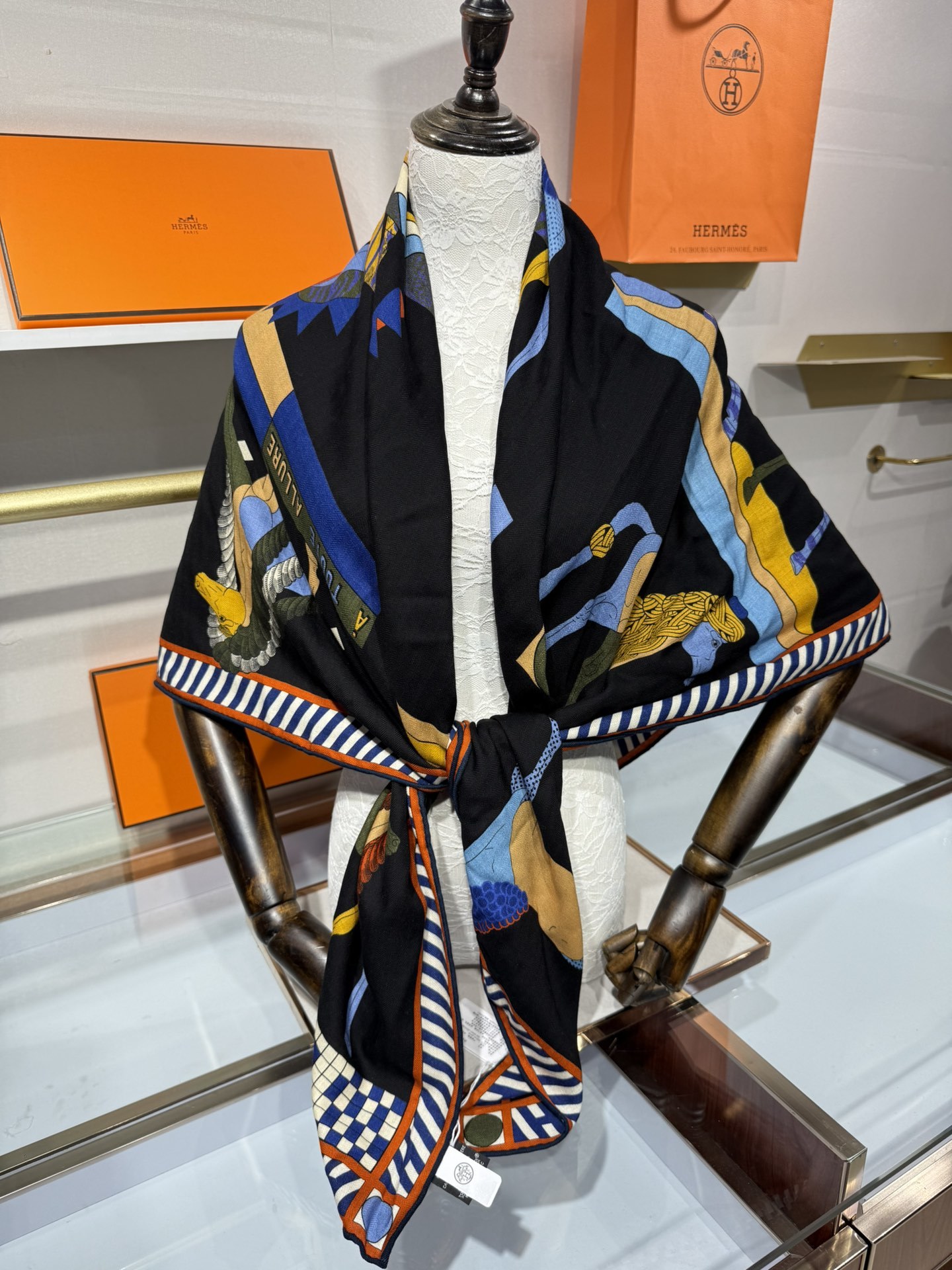 💟25年爱玛仕秋冬新款“全速前进”140丝绒大方巾上新这款爱马仕的经典单品展现强大而迷人的女性魅力精髓此