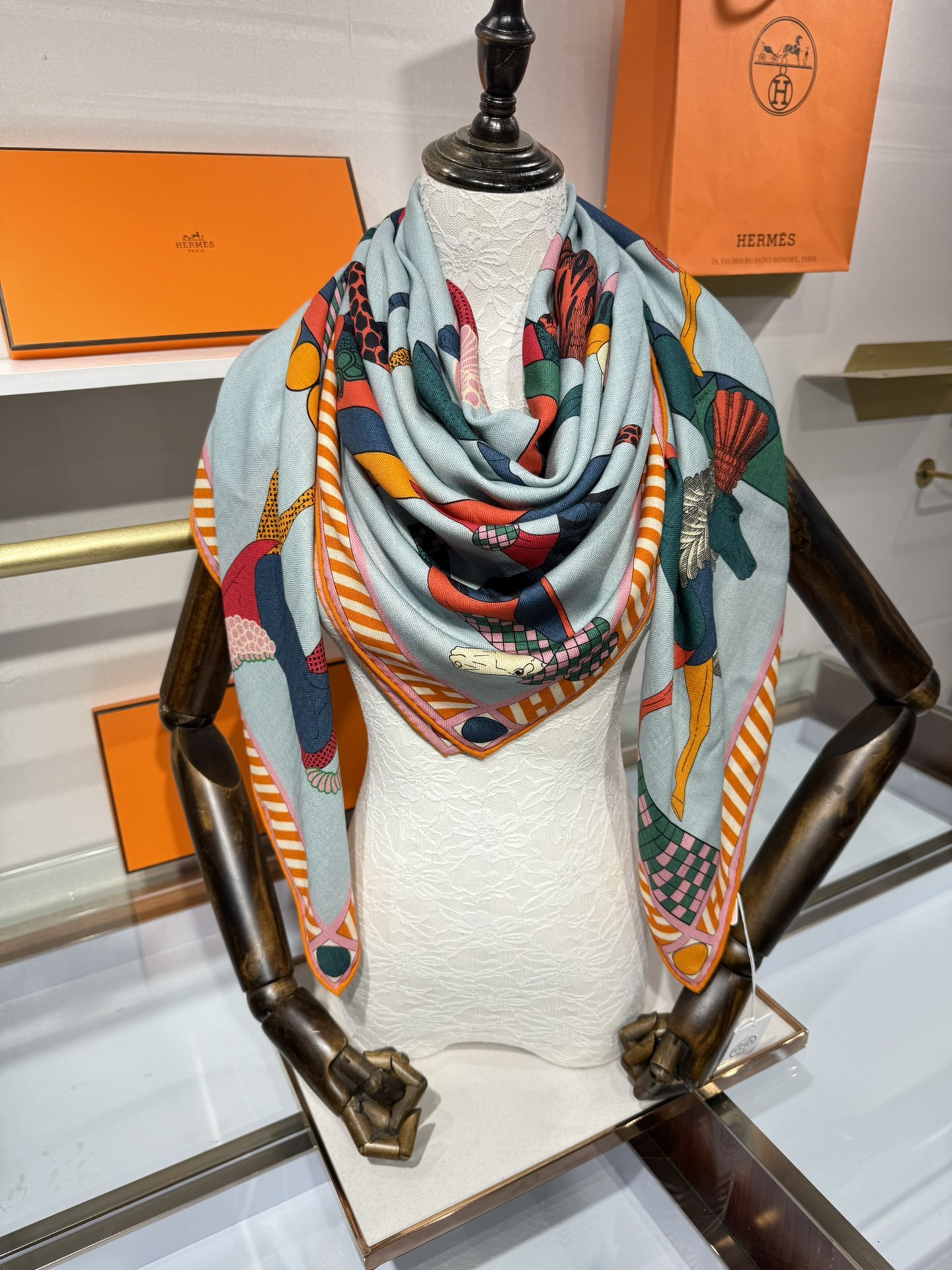 💟25年爱玛仕秋冬新款“全速前进”140丝绒大方巾上新这款爱马仕的经典单品展现强大而迷人的女性魅力精髓此