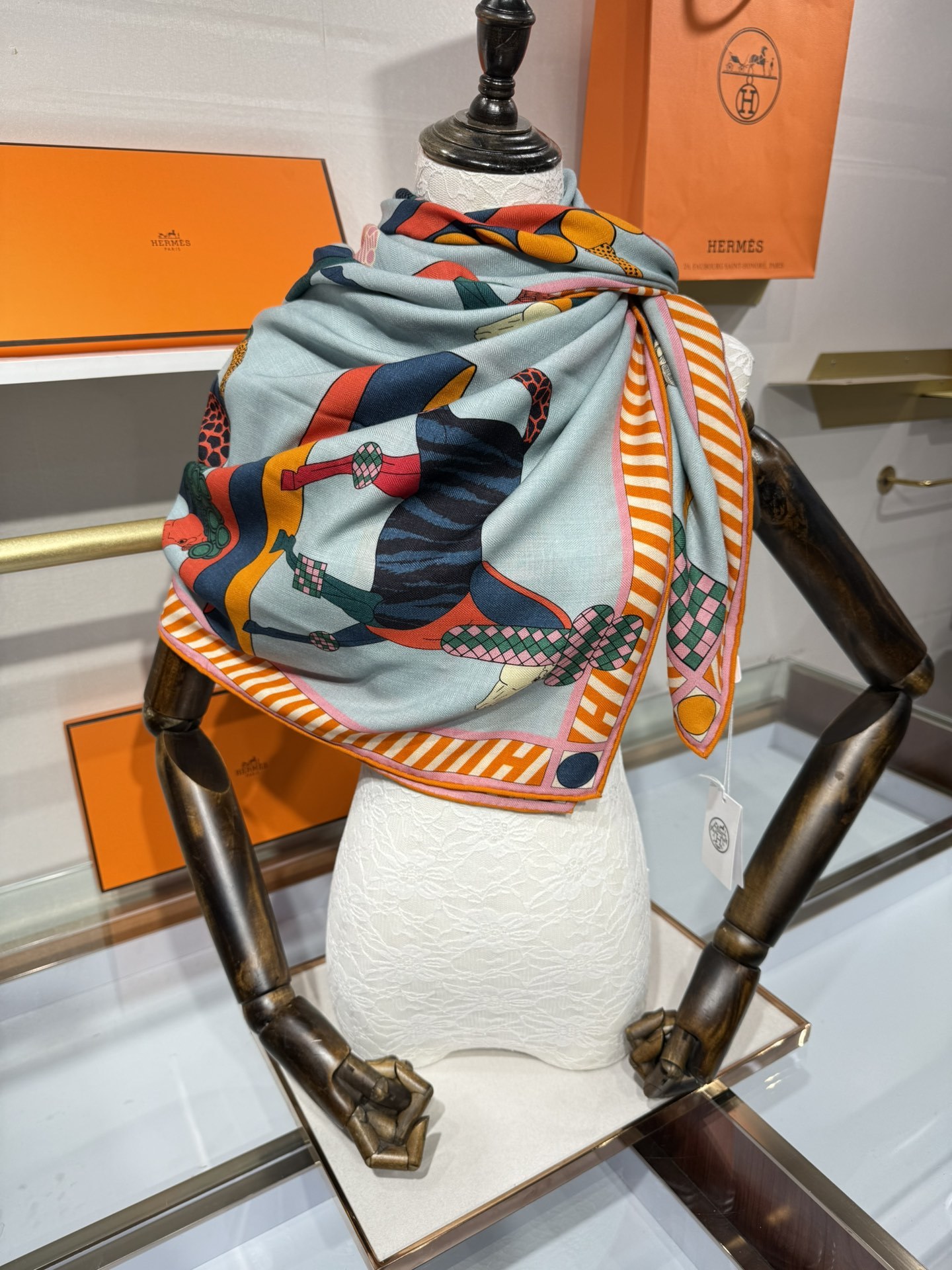 💟25年爱玛仕秋冬新款“全速前进”140丝绒大方巾上新这款爱马仕的经典单品展现强大而迷人的女性魅力精髓此