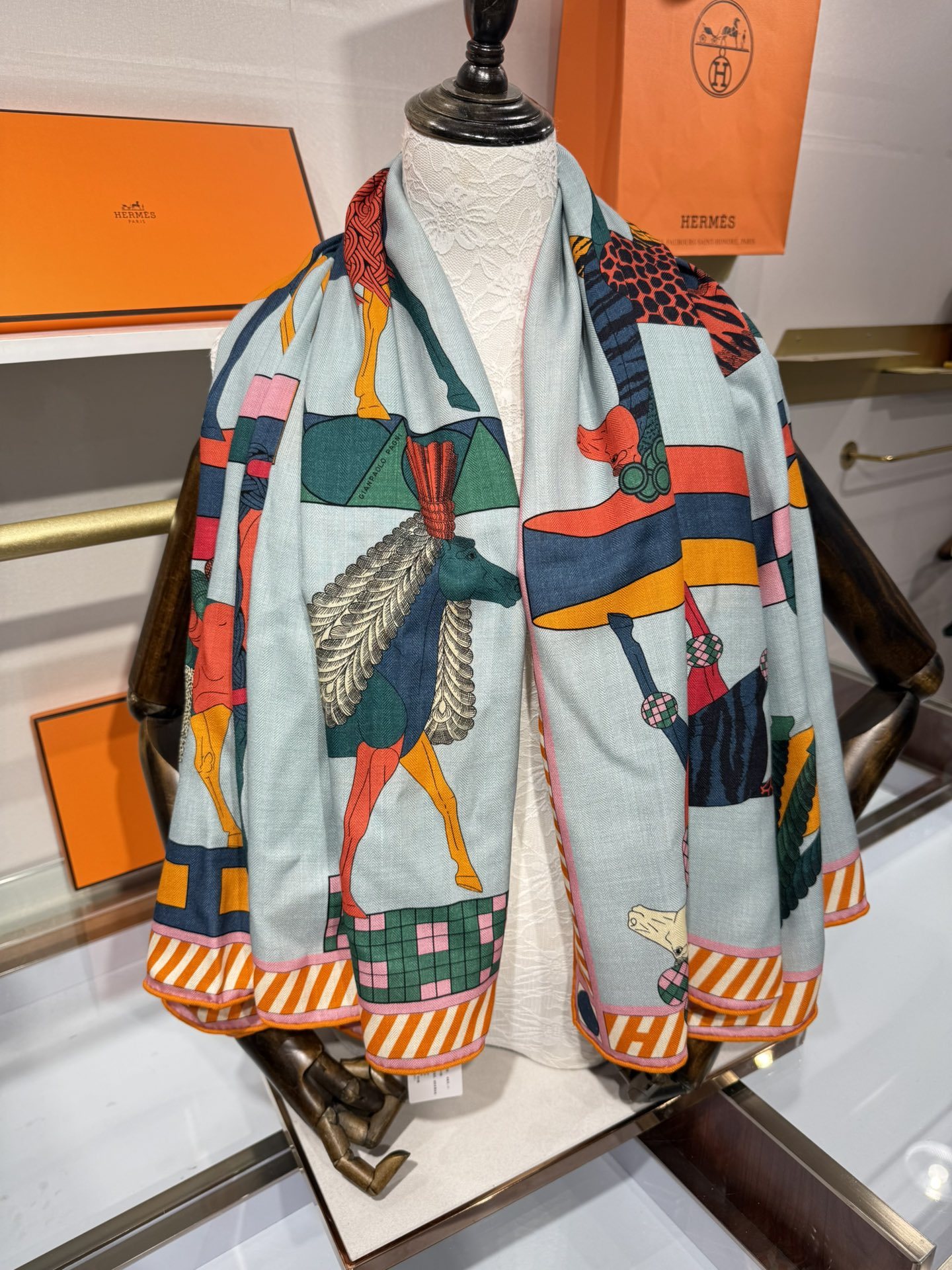 💟25年爱玛仕秋冬新款“全速前进”140丝绒大方巾上新这款爱马仕的经典单品展现强大而迷人的女性魅力精髓此