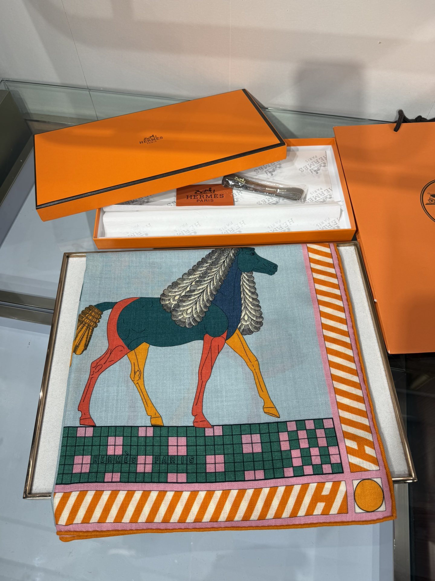 💟25年爱玛仕秋冬新款“全速前进”140丝绒大方巾上新这款爱马仕的经典单品展现强大而迷人的女性魅力精髓此