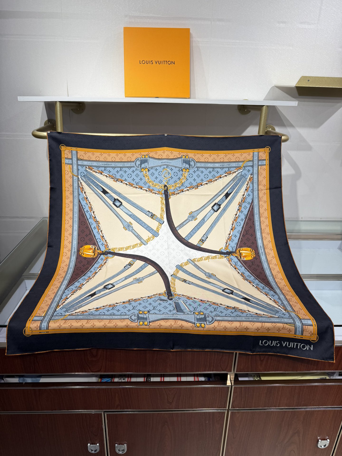 💟2025上新L驴家专柜最新款‼️。爆款哦  😘💍实物真心美 🎀披肩配以印花💓💃🏻无论设计喷绘都是非常到