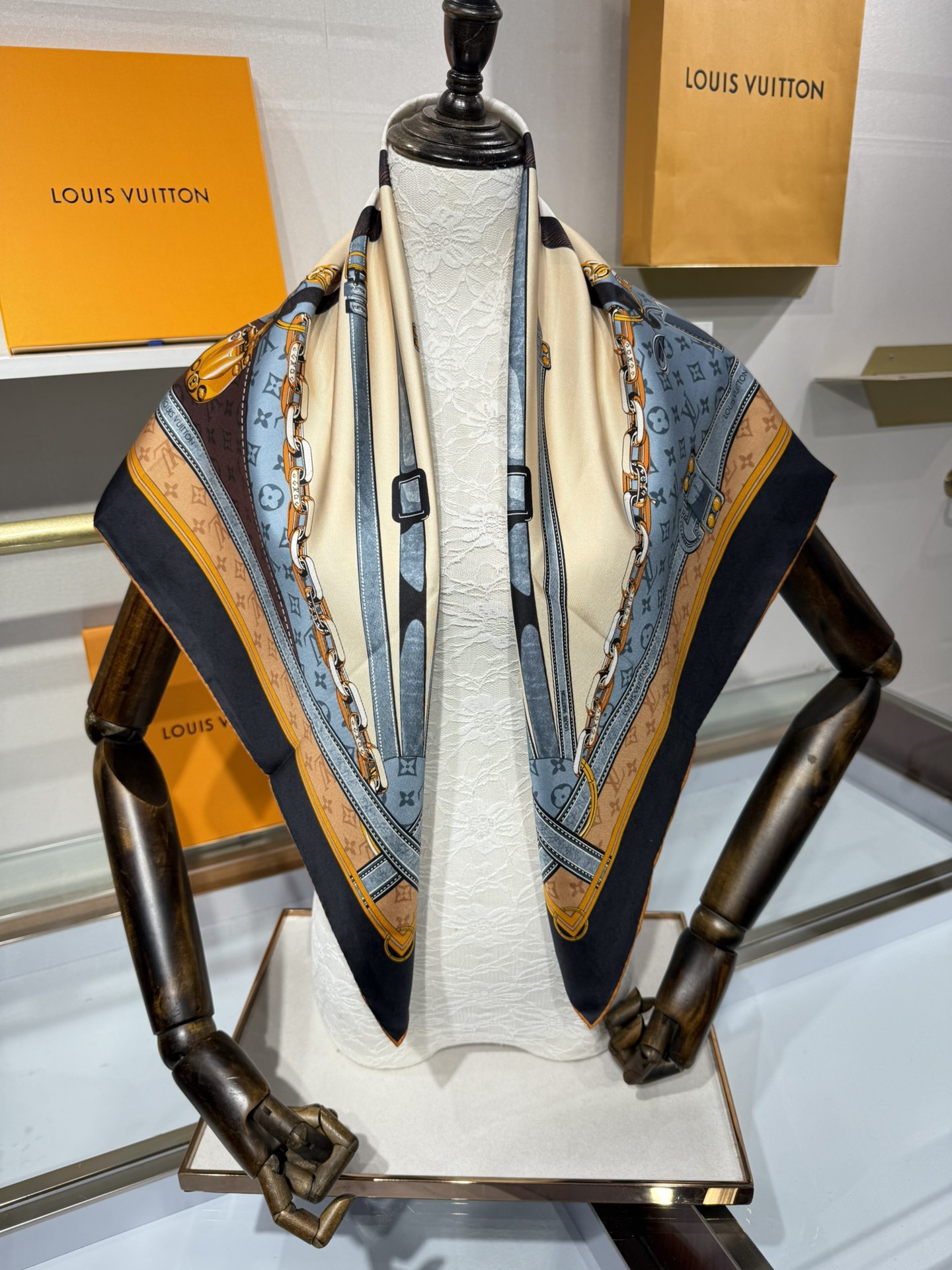 💟2025上新L驴家专柜最新款‼️。爆款哦  😘💍实物真心美 🎀披肩配以印花💓💃🏻无论设计喷绘都是非常到