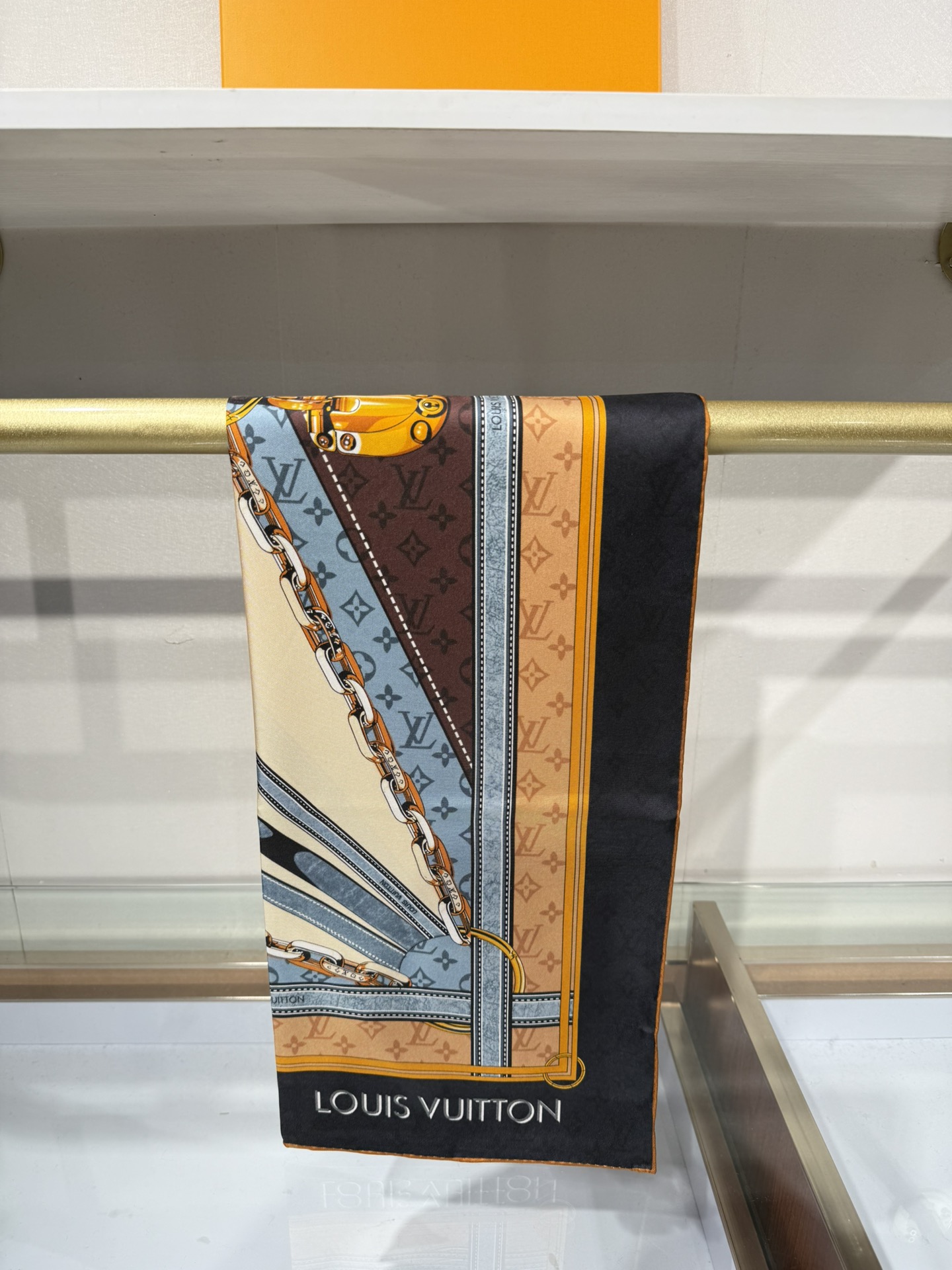 💟2025上新L驴家专柜最新款‼️。爆款哦  😘💍实物真心美 🎀披肩配以印花💓💃🏻无论设计喷绘都是非常到