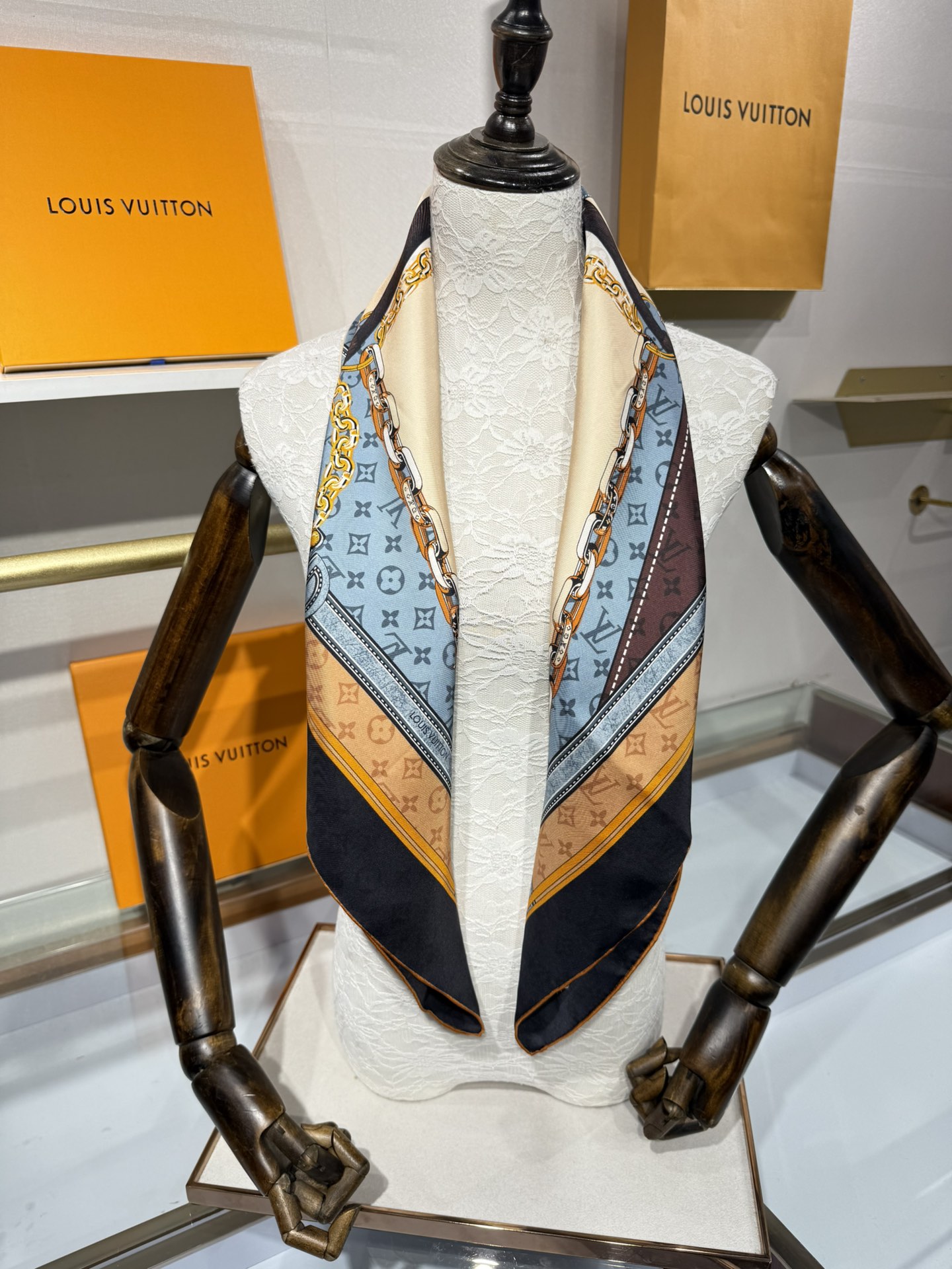 💟2025上新L驴家专柜最新款‼️。爆款哦  😘💍实物真心美 🎀披肩配以印花💓💃🏻无论设计喷绘都是非常到