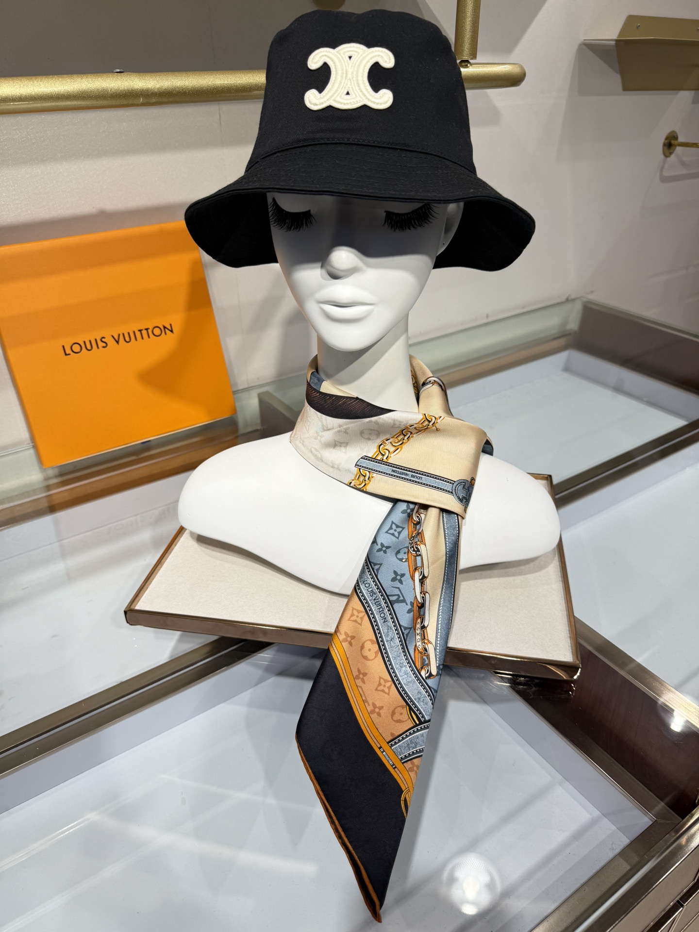 💟2025上新L驴家专柜最新款‼️。爆款哦  😘💍实物真心美 🎀披肩配以印花💓💃🏻无论设计喷绘都是非常到